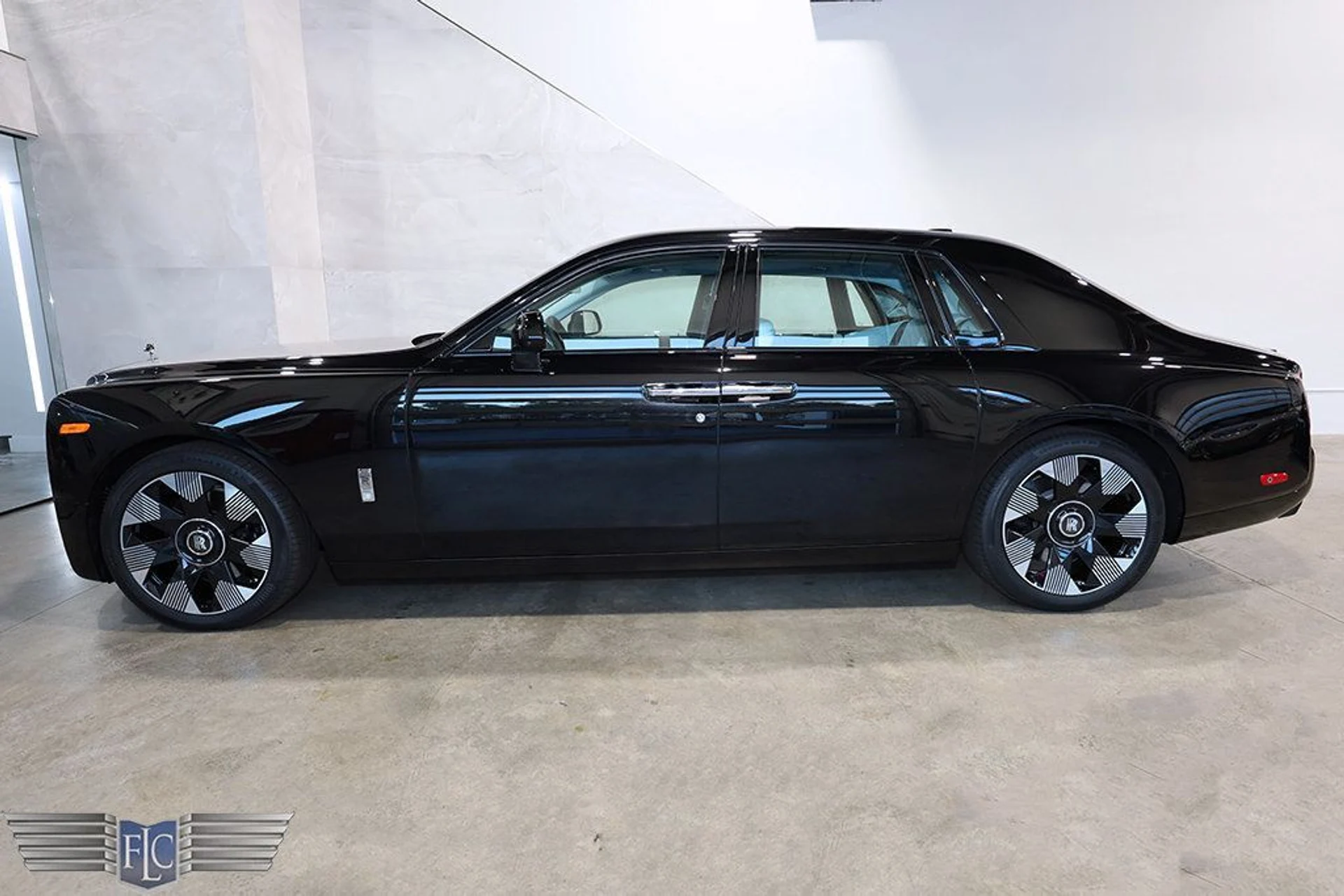 mph001_233577174_used_2025_rolls_royce_phantom_sedan_9689_22959551_2_1024_684abb5173