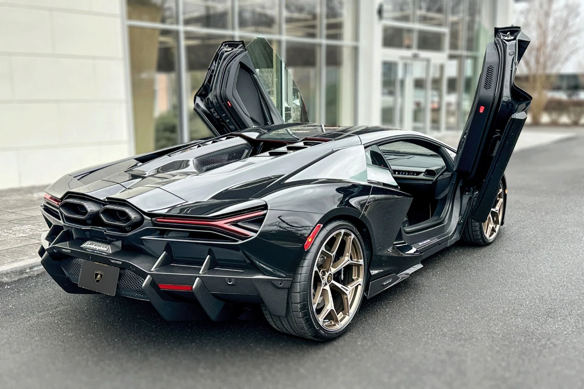 mph001_2353804037_Used_2025_Lamborghini_Revuelto_1769640696_3e77b9cf4c