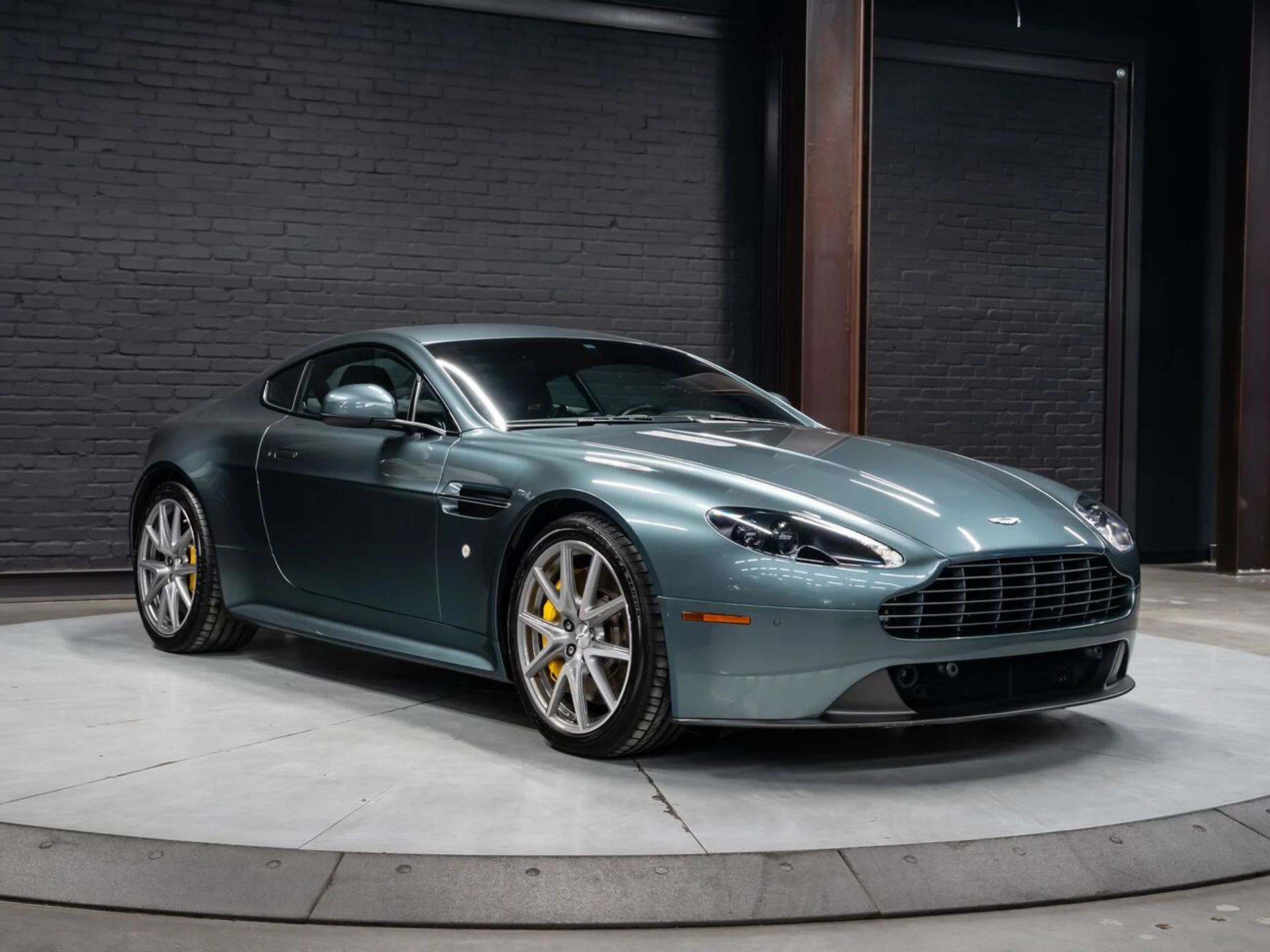 mph001_2354936646_aston_martin_v8_vantage_2015_ce05a59c05
