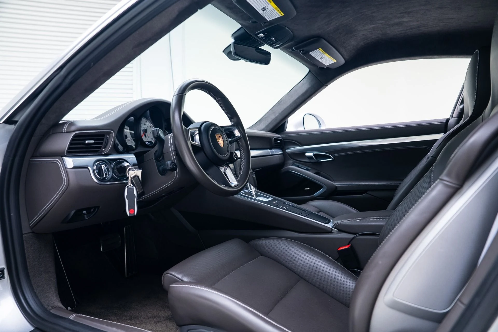 mph001_2388494341_Used_2018_Porsche_911_Turbo_1765307368_9f04fb3244