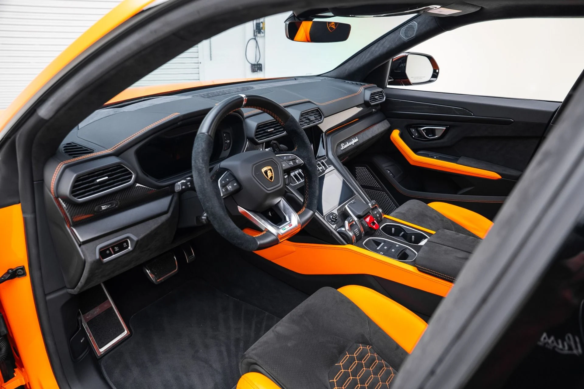 mph001_2402981575_Used_2022_Lamborghini_Urus_1765496956_73928faba7