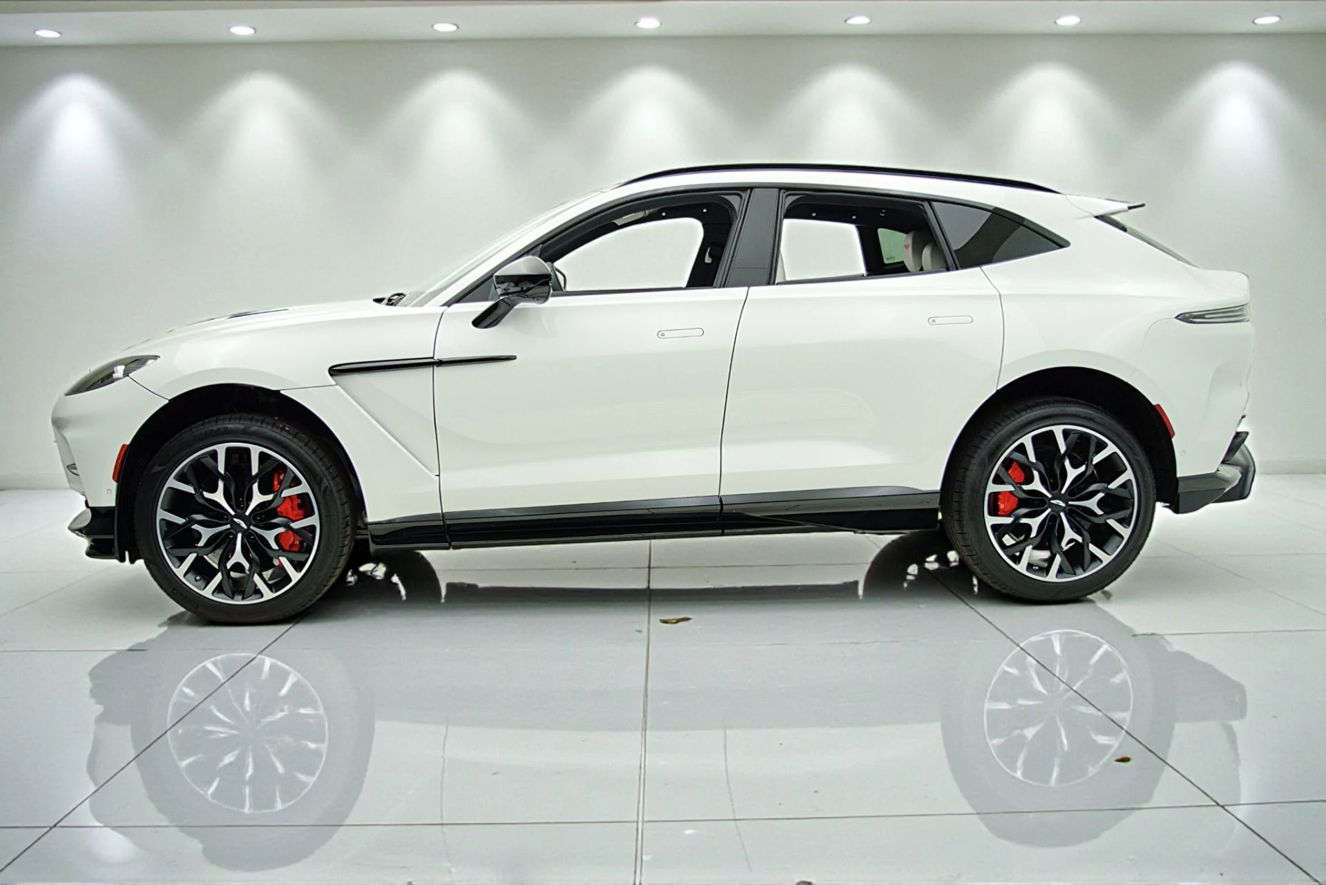 mph001_2407716862_Used_2023_Aston_Martin_DBX_707_16986a6d09