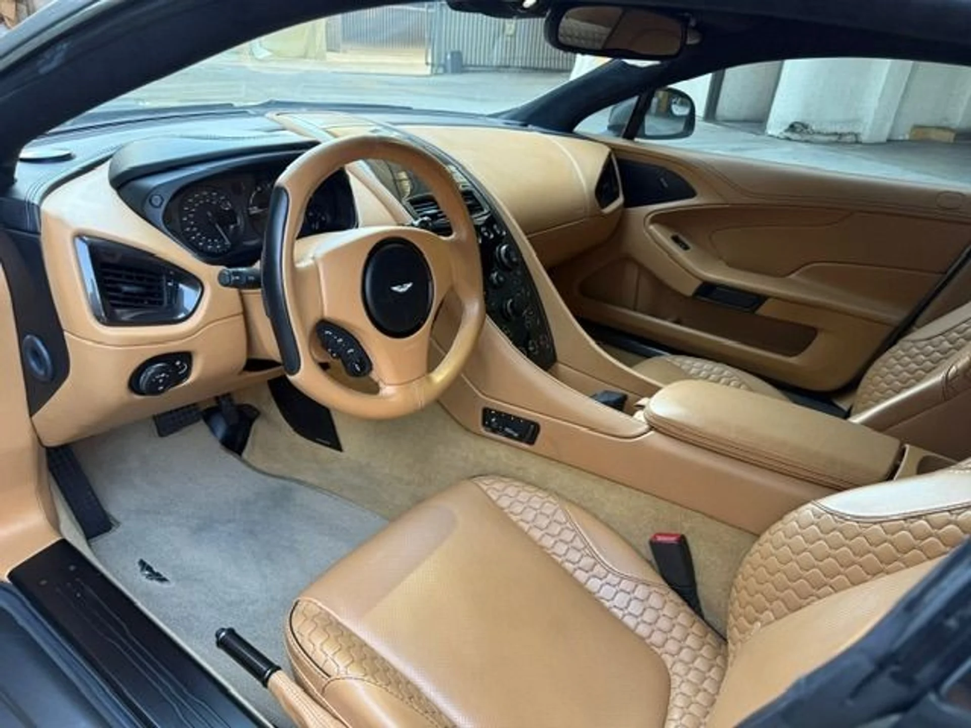 mph001_2416133700_Used_2016_Aston_Martin_Vanquish_1764027581_c007250511