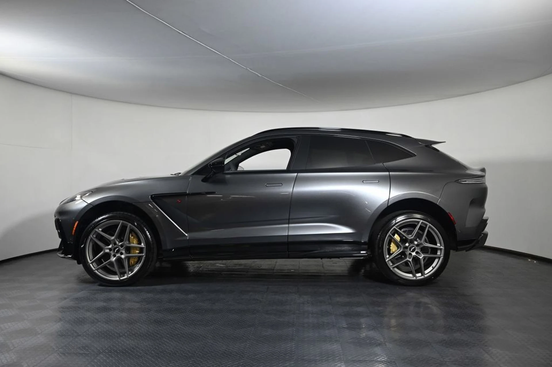 mph001_2435369182_new_2026_aston_martin_dbx_sawd_11350_23029728_2_1024_6bc9664ff1