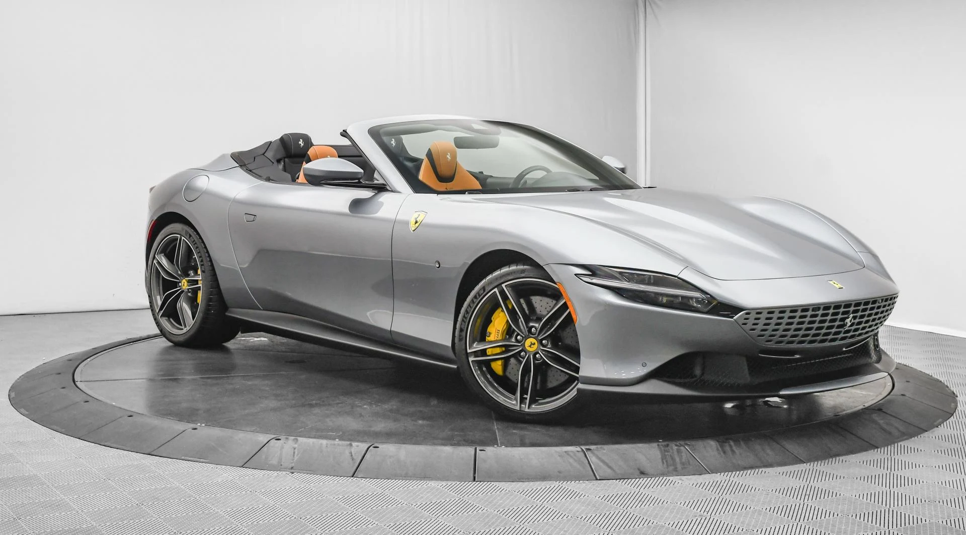 mph001_2438576035_Used_2025_Ferrari_Roma_Spider_1755677404_b36a2cb92b