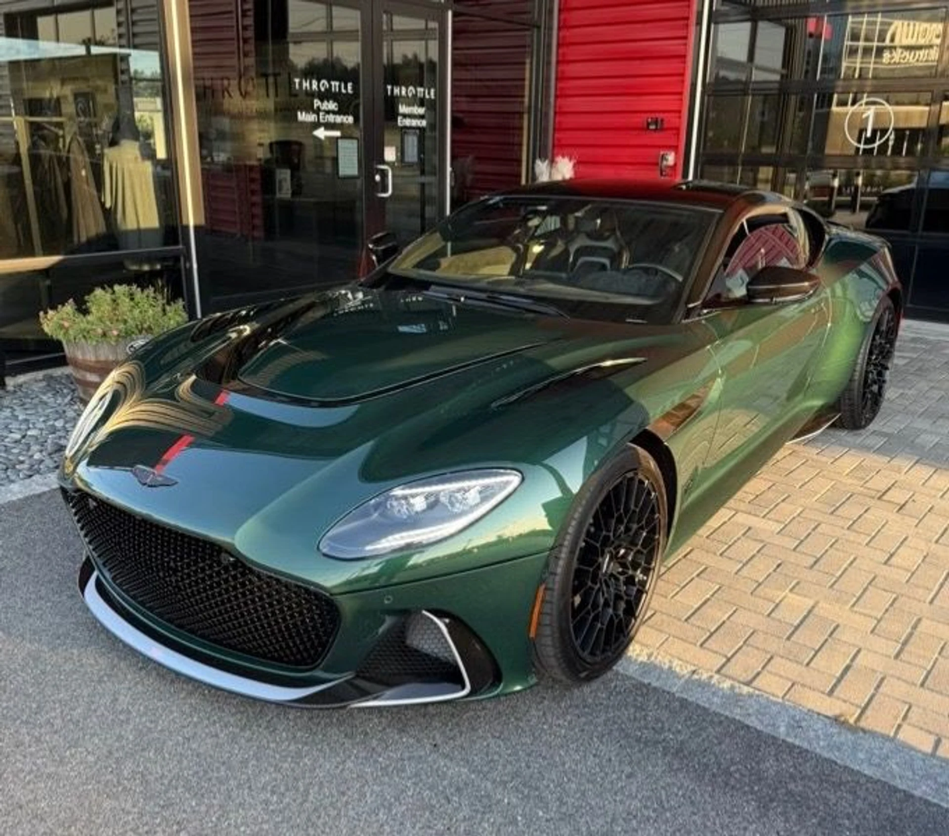 mph001_2509589675_Used_2023_Aston_Martin_DBS_770_Ultimate_1760395232_70daec406e