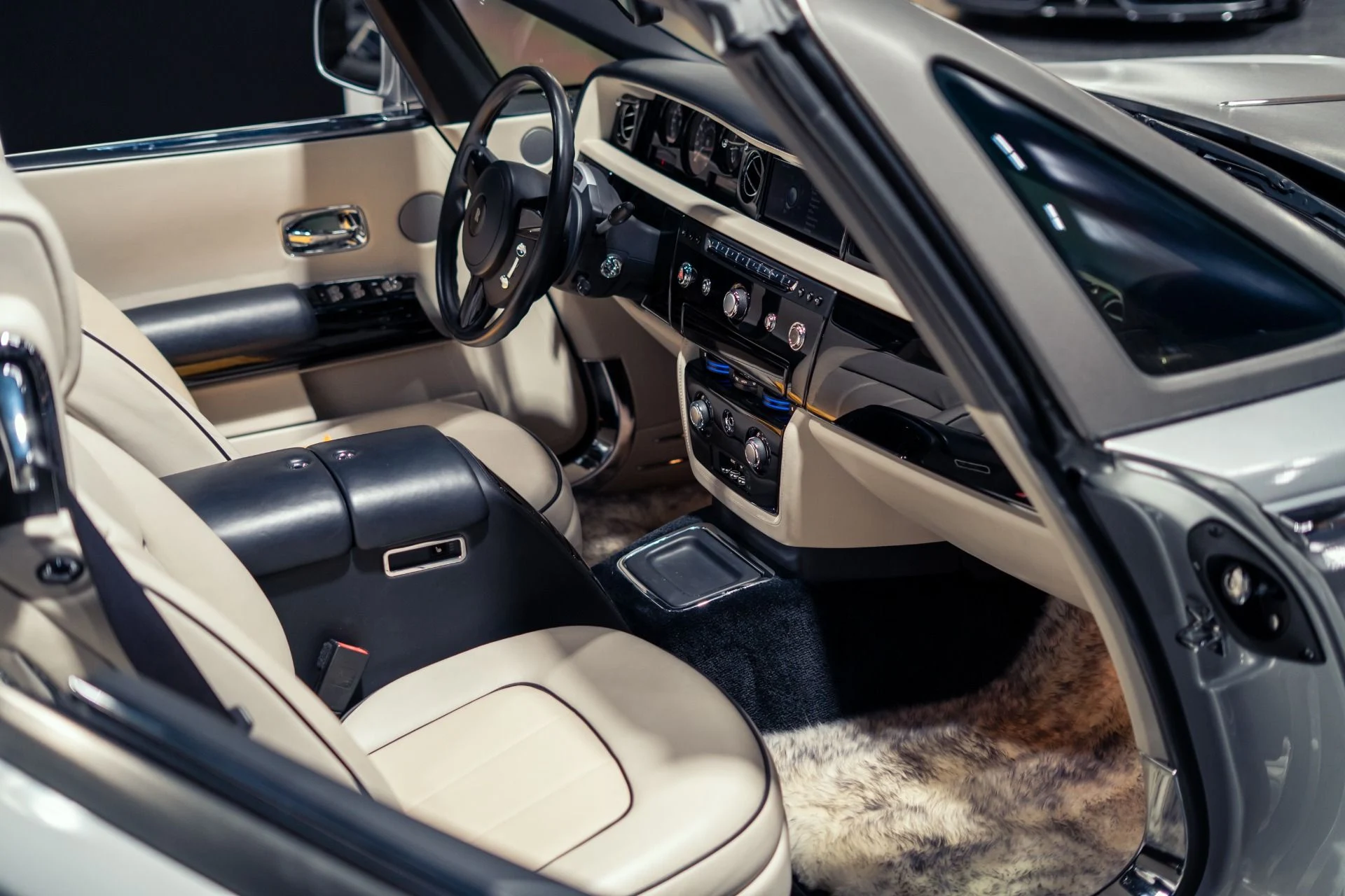 mph001_2534471323_Used_2014_Rolls_Royce_Phantom_Drophead_Coupe_1785564931_b46db9ca10