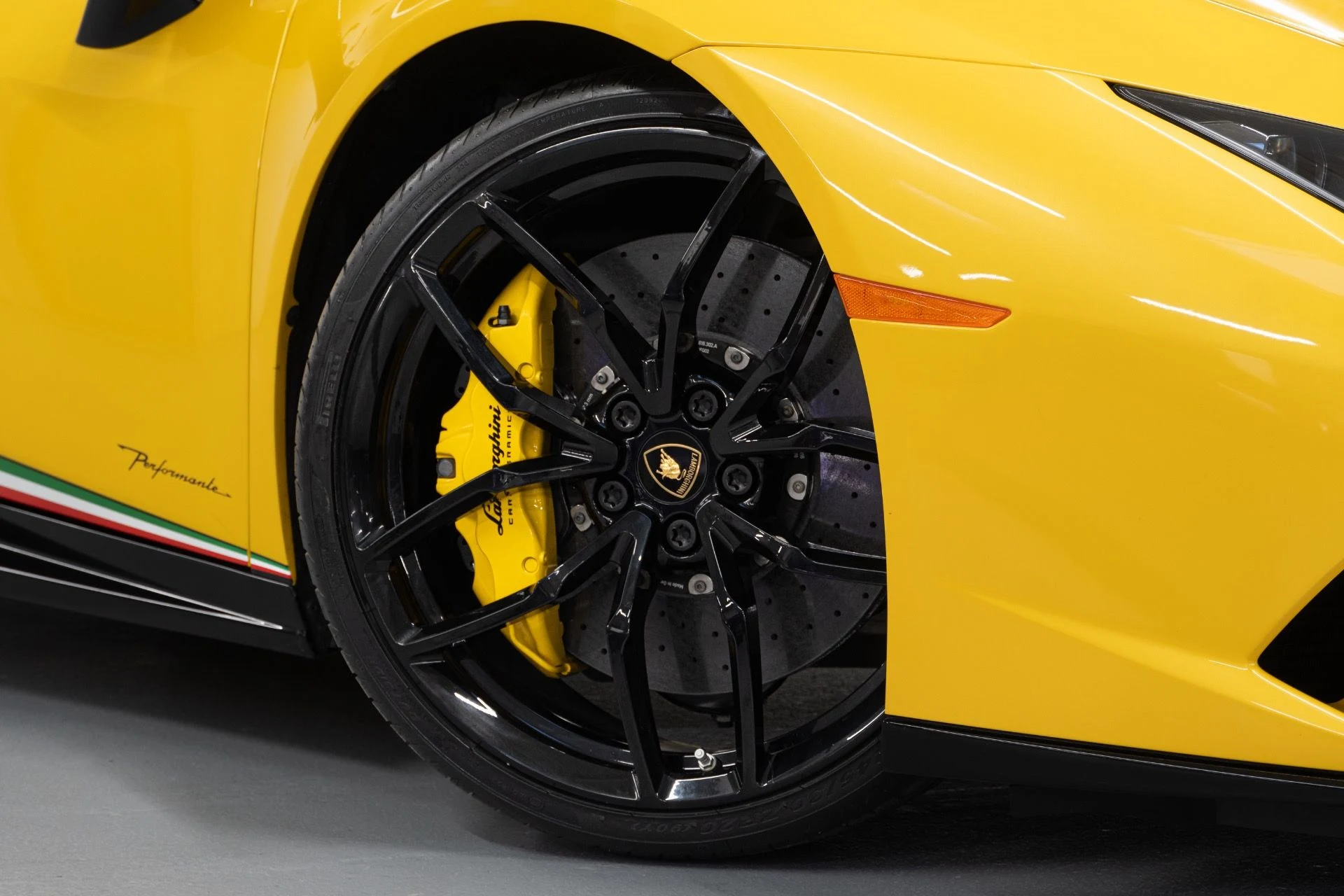 mph001_256150784_Used_2019_Lamborghini_Huracan_LP_640_4_Performante_1764627885_5284f1bcb9