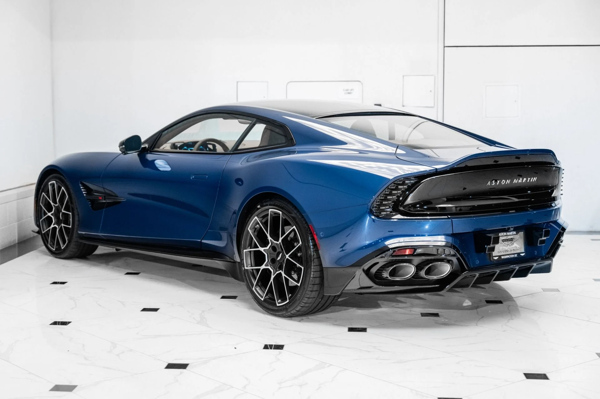 mph001_2573888334_Used_2025_Aston_Martin_Vanquish_1751745767_31dd6beb5a