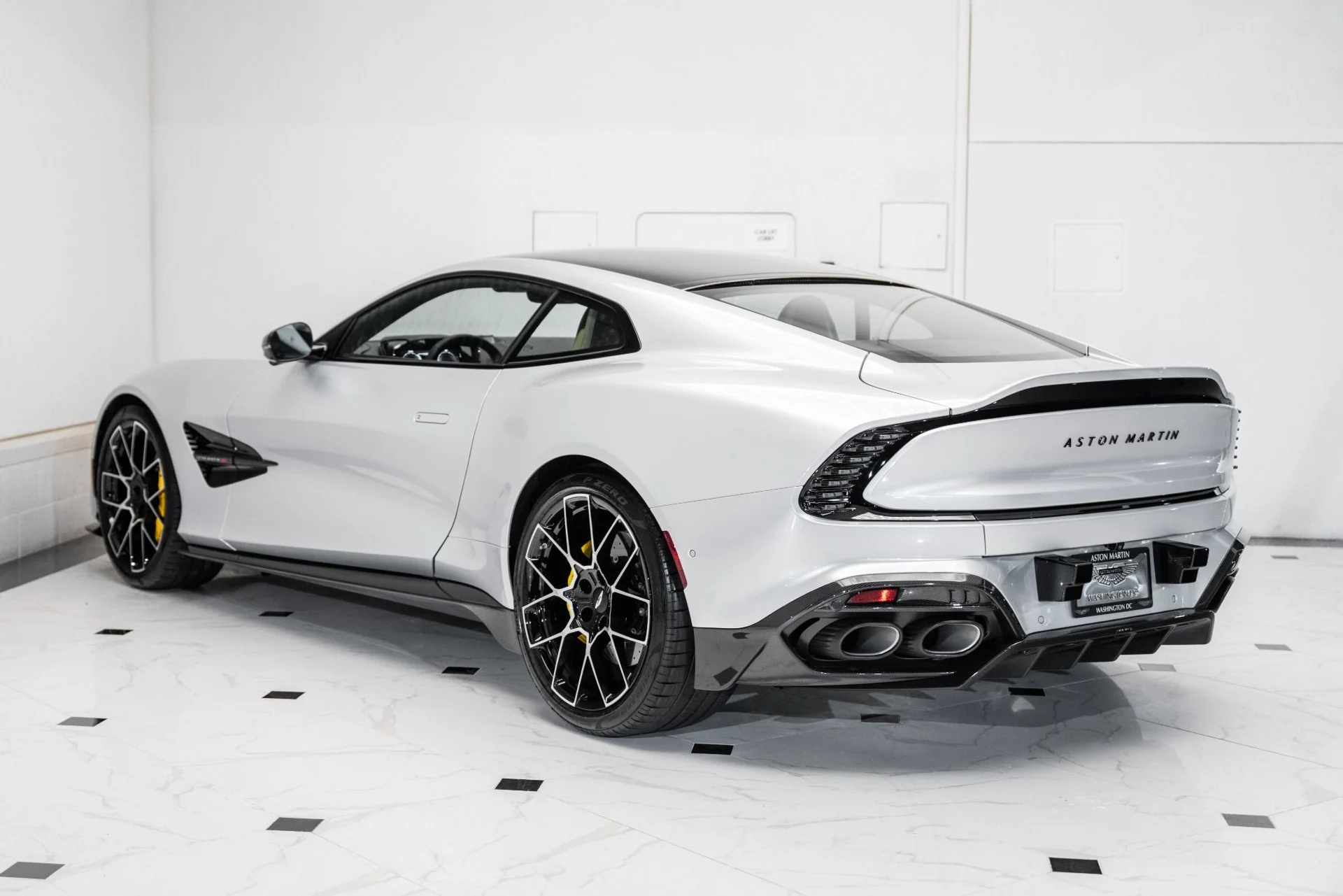 mph001_2581709261_Used_2025_Aston_Martin_Vanquish_1741191405_dc75fcce86