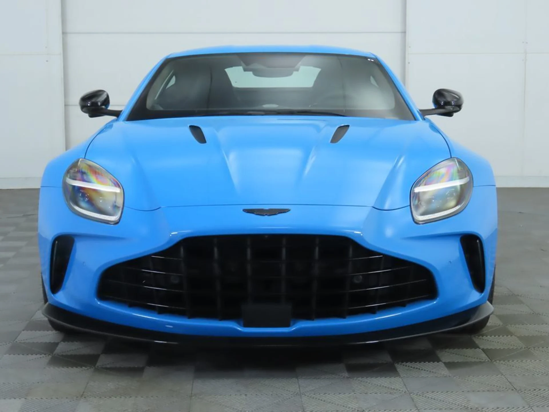 mph001_26082320_used_2025_aston_martin_vantage_coupe_8119_23008719_2_1024_cf5a62ff3c