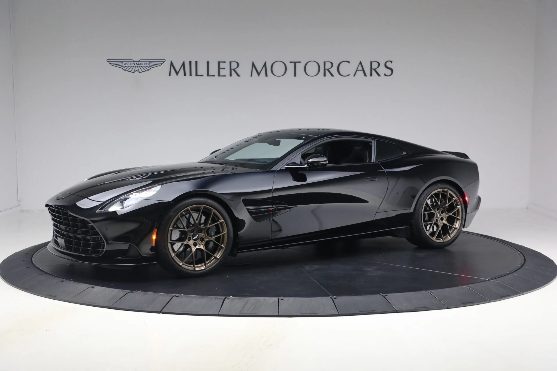 mph001_2609255054_Used_2025_Aston_Martin_Vanquish_1789418284_5ba65831b4