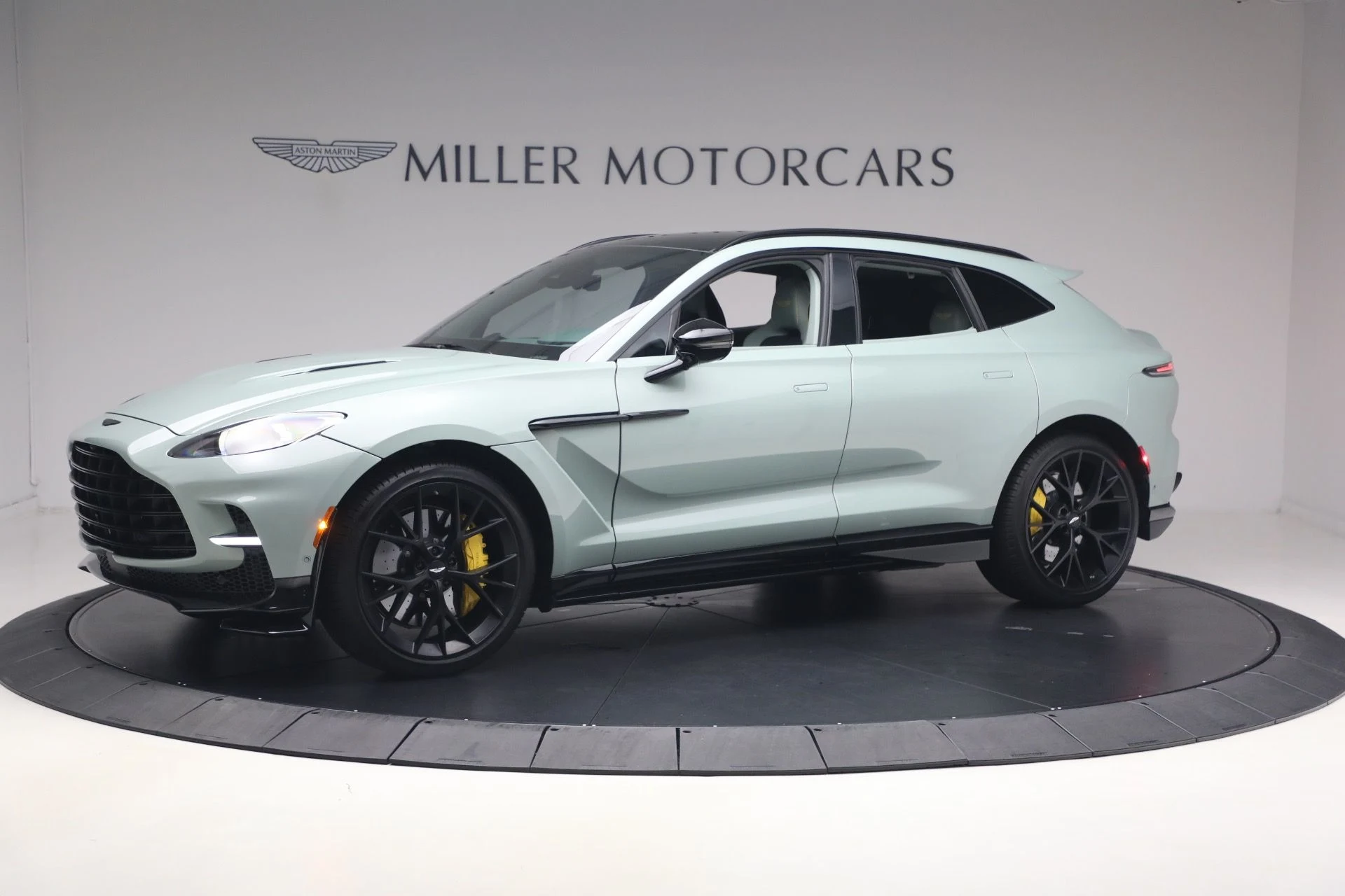 mph001_2663900517_Used_2025_Aston_Martin_DBX_707_1782571058_3be6889dc2