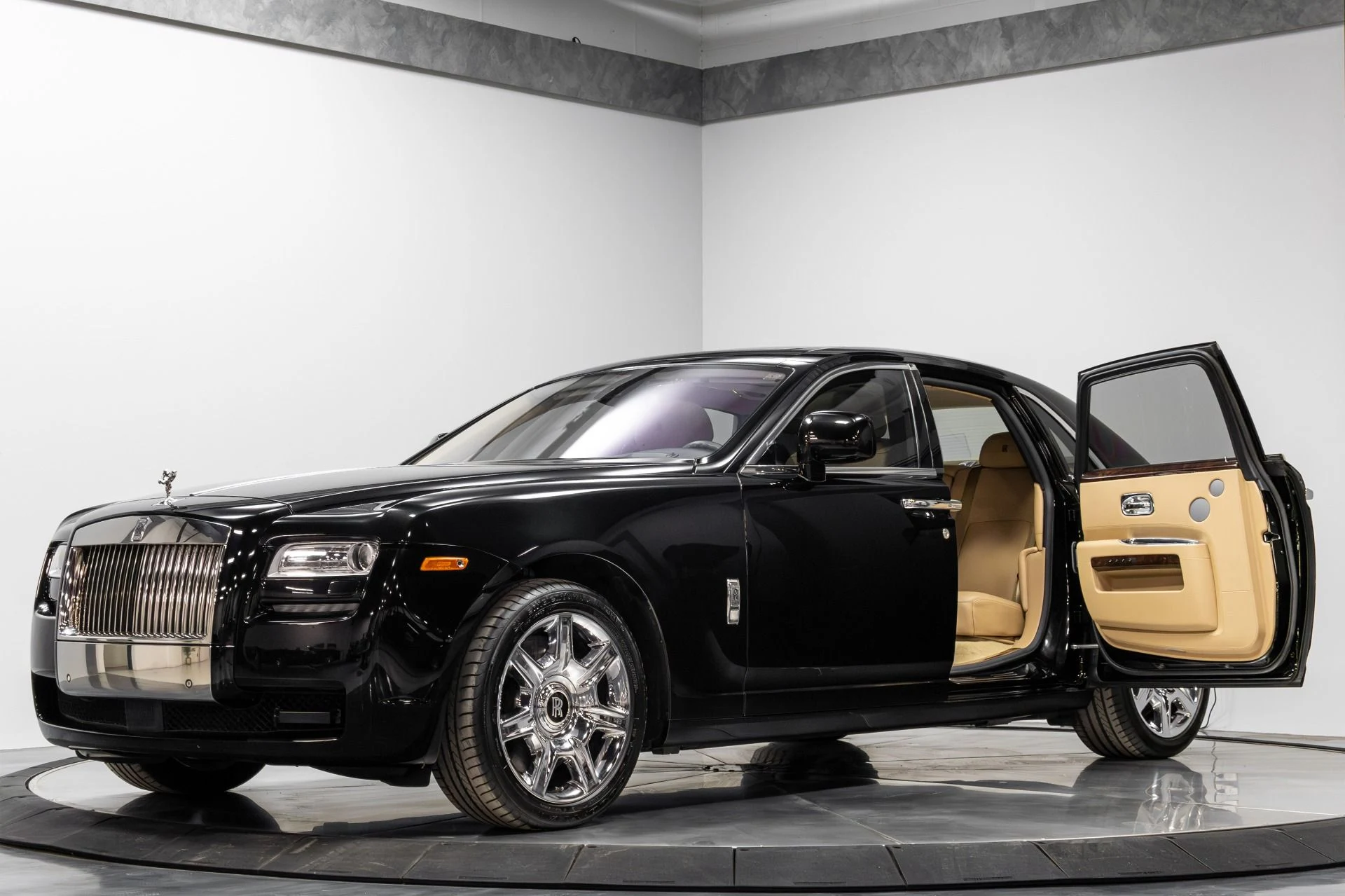 mph001_2670828879_Used_2011_Rolls_Royce_Ghost_1770323754_8c4e23e723