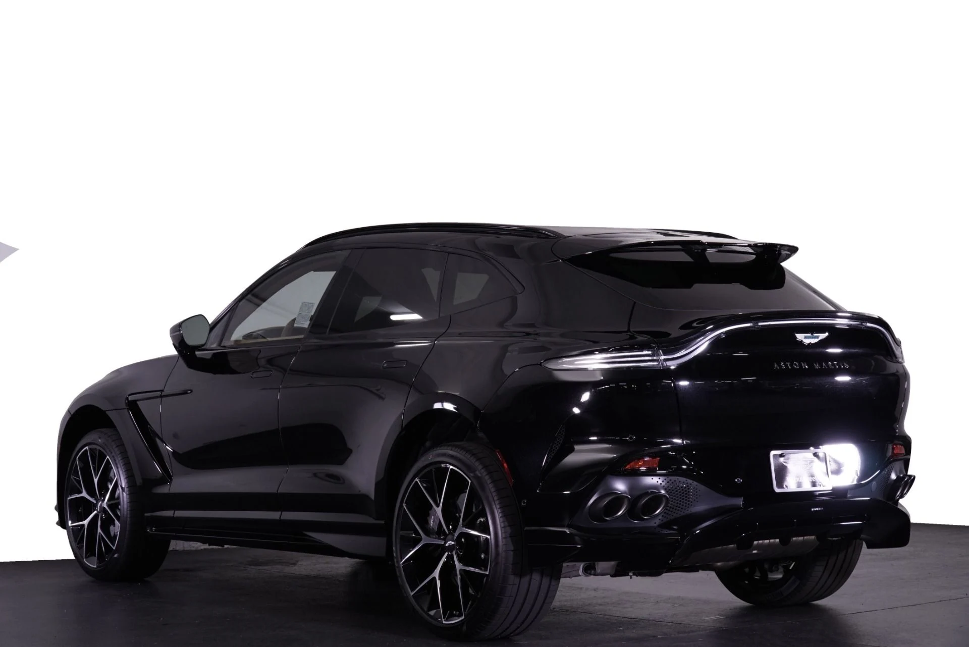 mph001_2730451682_New_2026_Aston_Martin_DBX_707_1762322943_6afff1b920