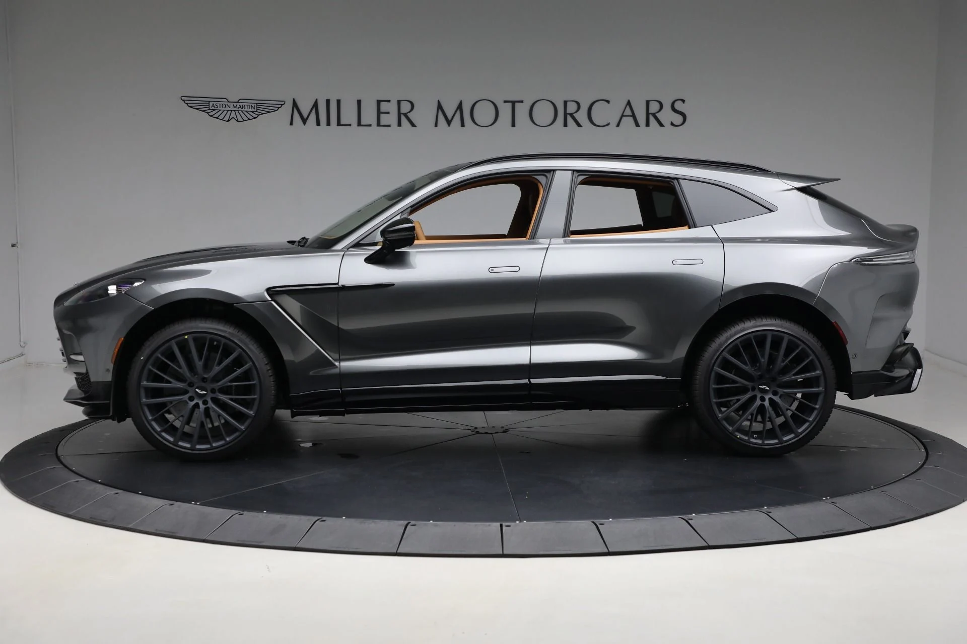 mph001_2765500083_New_2025_Aston_Martin_DBX_707_707_855f7e9662