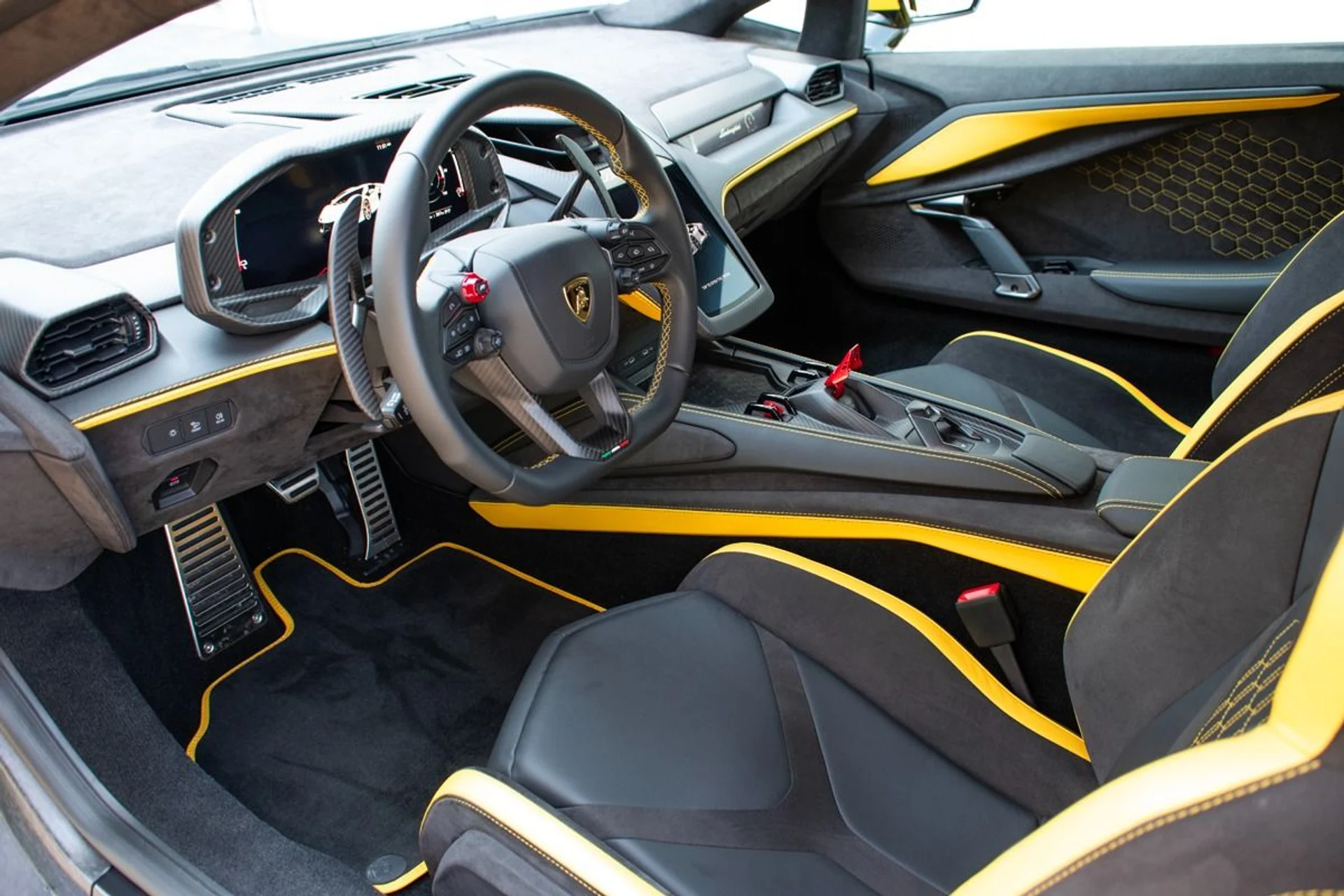 mph001_2775504504_Used_2024_Lamborghini_Revuelto_1740383899_c331f1b966