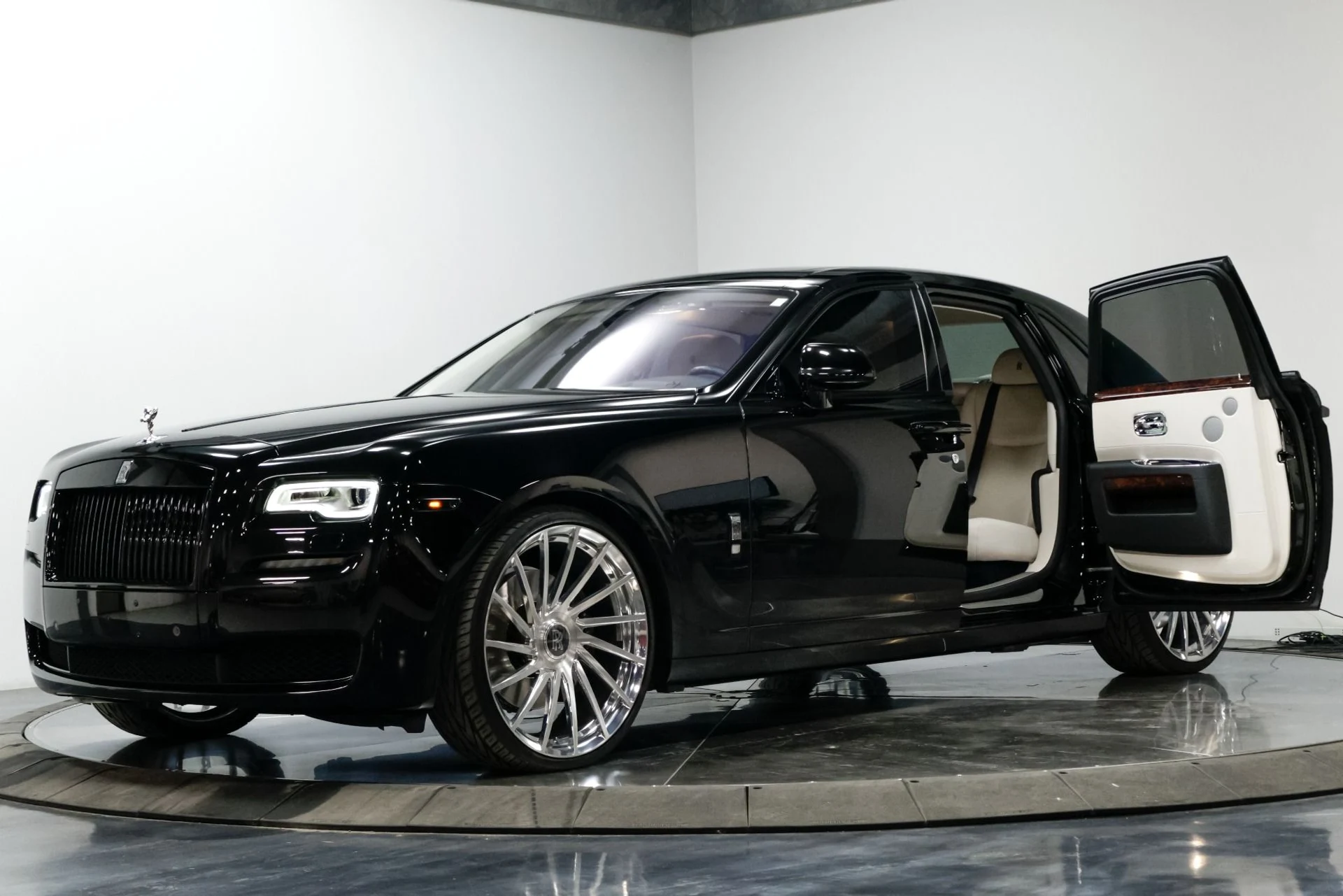 mph001_2778507373_Used_2015_Rolls_Royce_Ghost_Base_1760537854_1d68eb0dc5