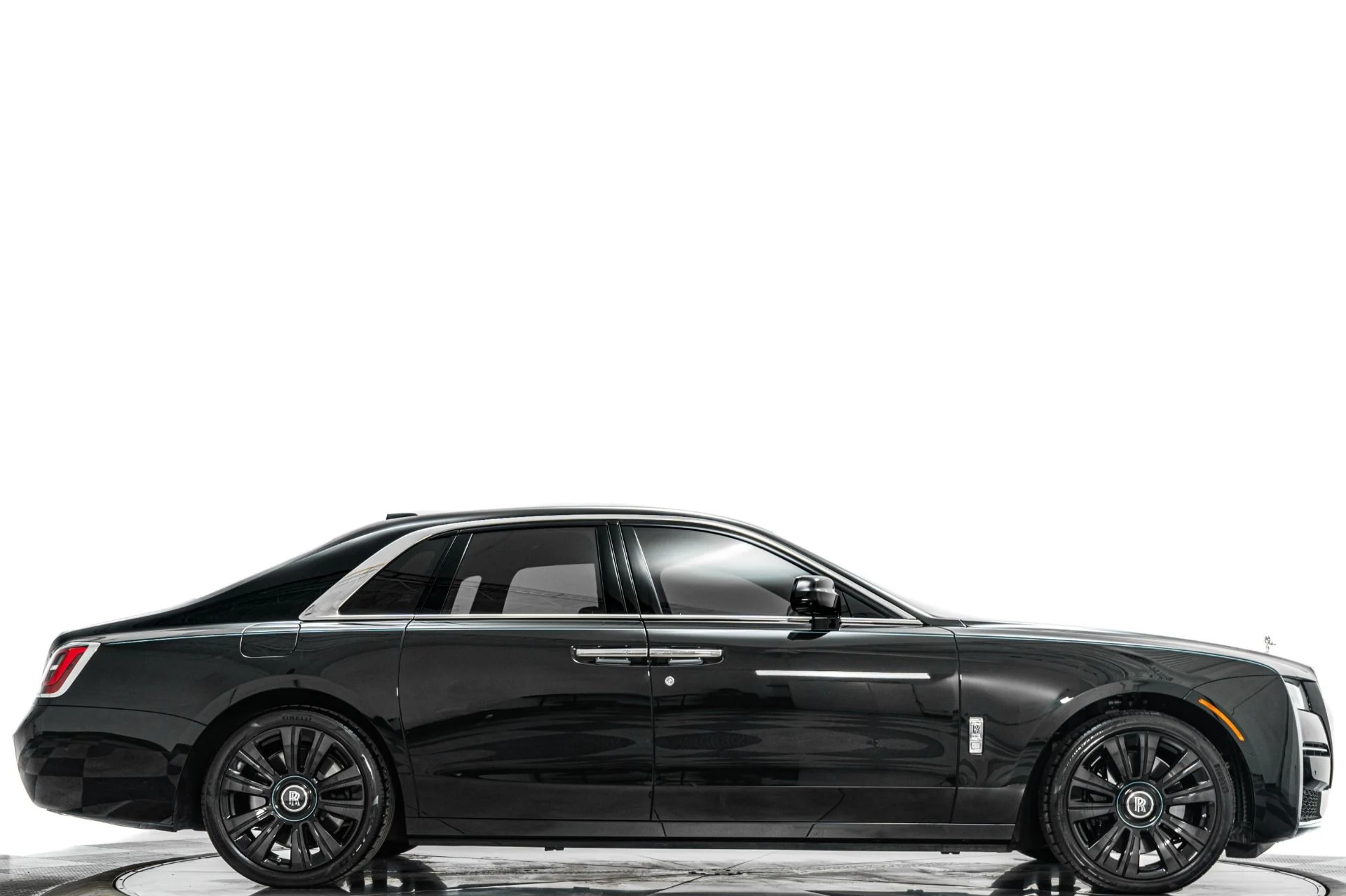 mph001_2788916827_Used_2022_Rolls_Royce_Ghost_The_Ghost_Package_Turquoise_Accents_Illuminated_Fascia_1774388734_61d098ce5b