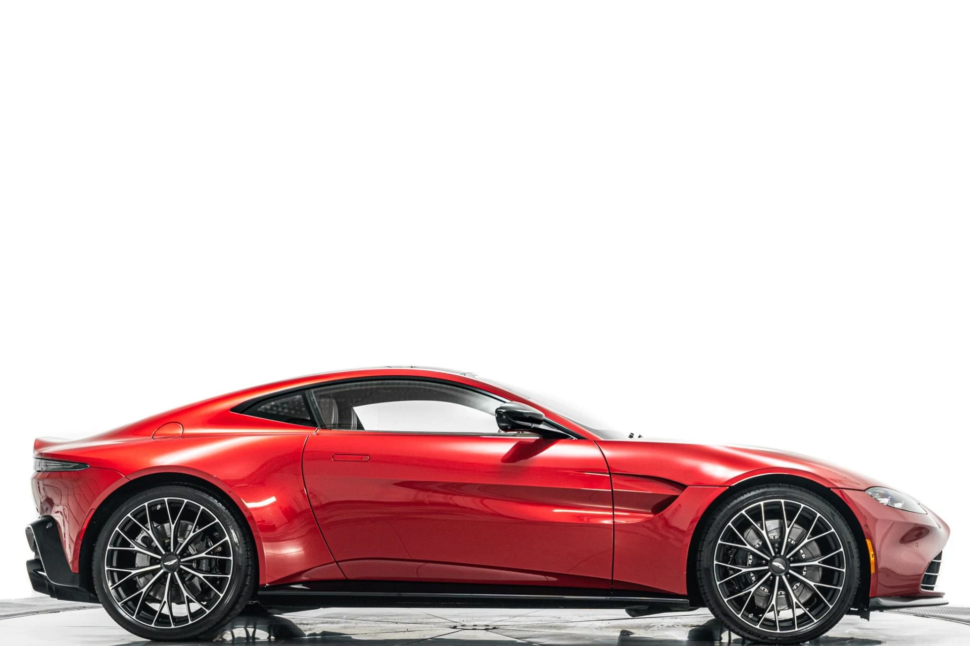 mph001_2817002594_Used_2023_Aston_Martin_Vantage_V8_Diamond_Turned_Wheels_Black_Packs_Contrast_Stitching_1783518748_e870b56298