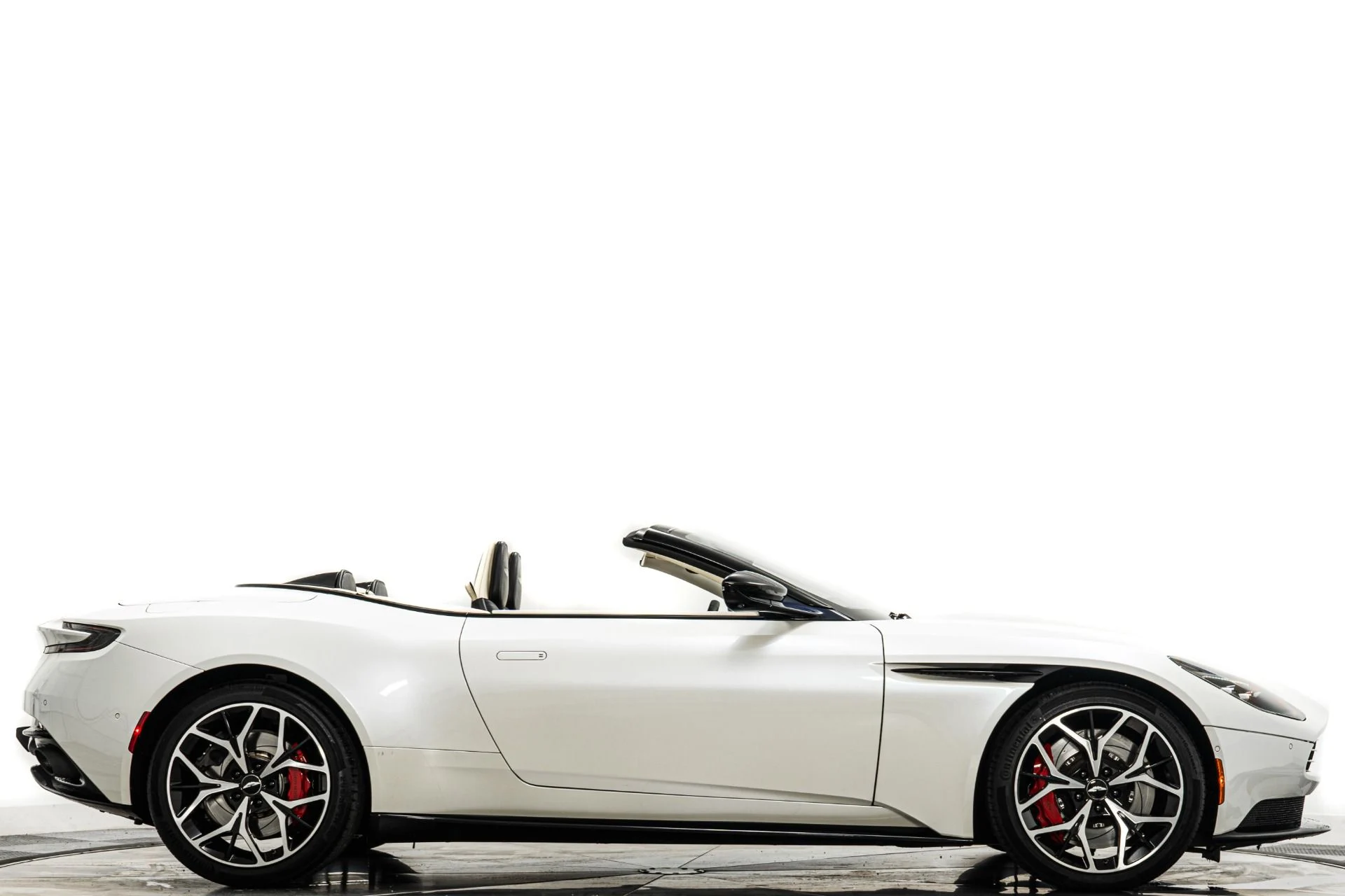 mph001_2822008283_Used_2019_Aston_Martin_DB_11_Volante_1760477407_1629e641b1