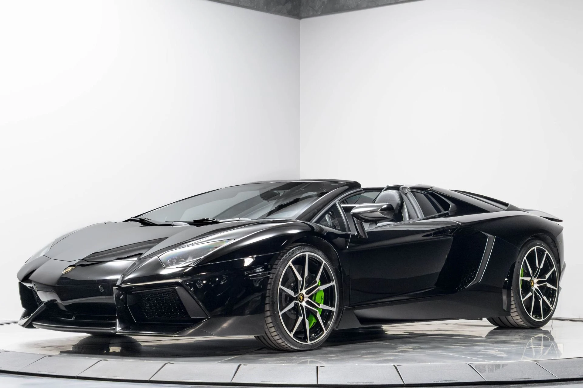 mph001_2839812264_Used_2015_Lamborghini_Aventador_LP_700_4_1778544887_c6fafe84e8
