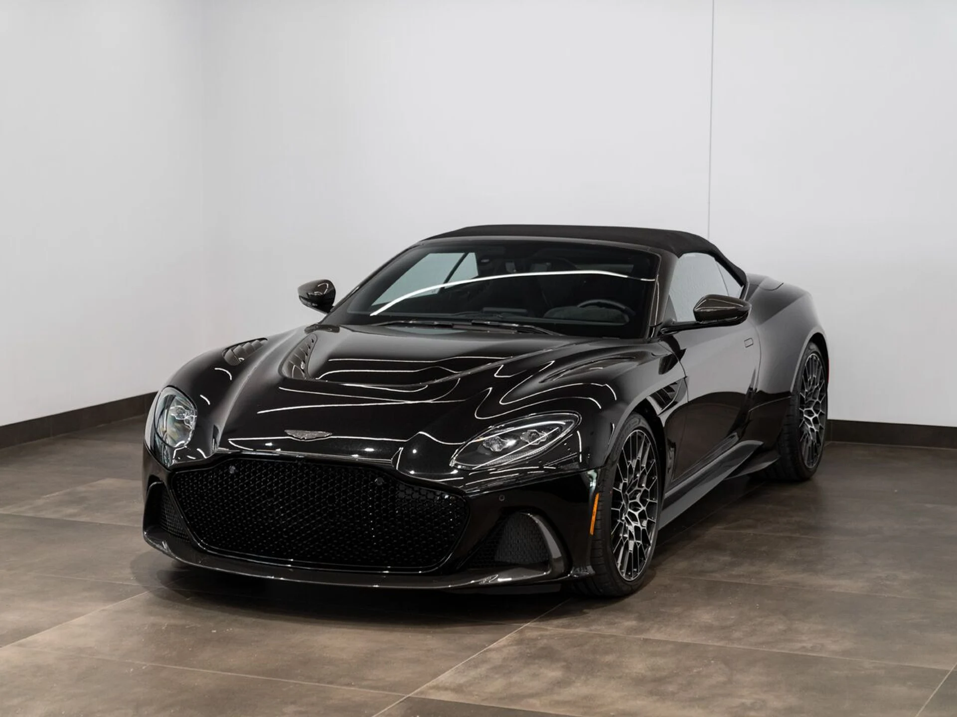 mph001_2857719340_aston_martin_dbs_2023_jpg_v_1758918548_09c8987b5e