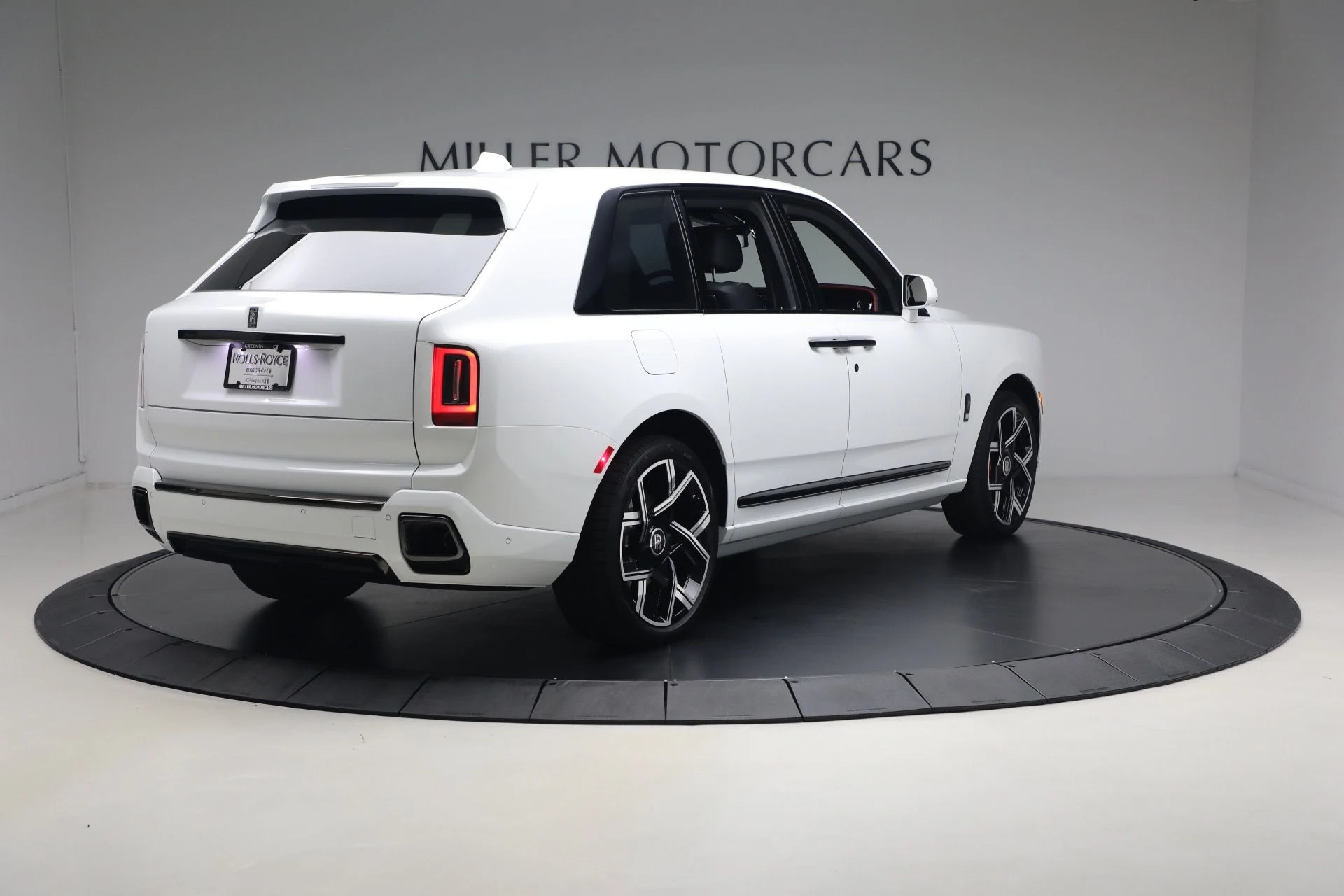 mph001_2873837263_New_2027_Rolls_Royce_Black_Badge_Cullinan_3e8b5436d7