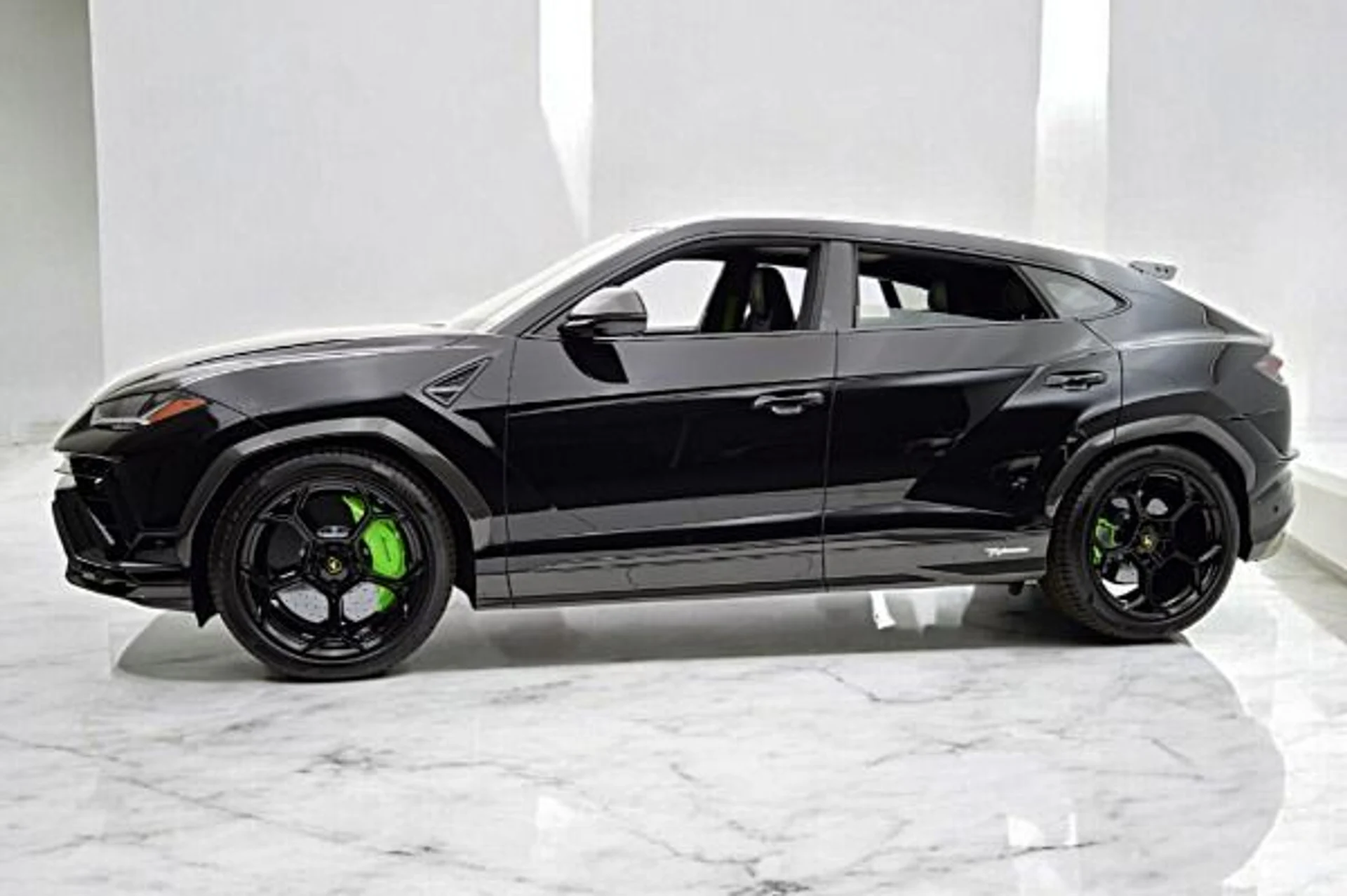 mph001_2889926763_Used_2024_Lamborghini_Urus_Performante_545db249c7