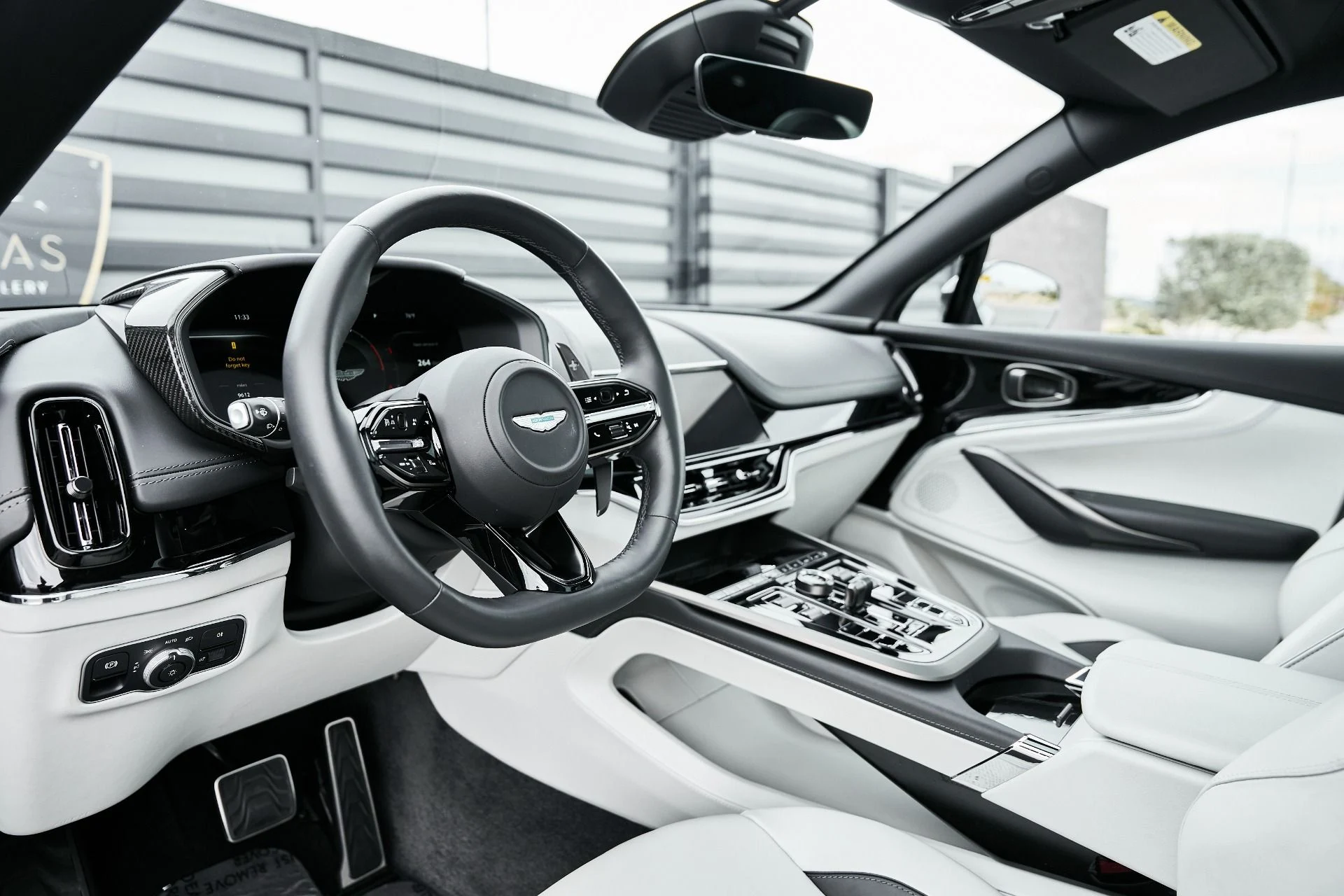 mph001_2890514843_Used_2025_Aston_Martin_DBX_707_1775007927_be328751a7