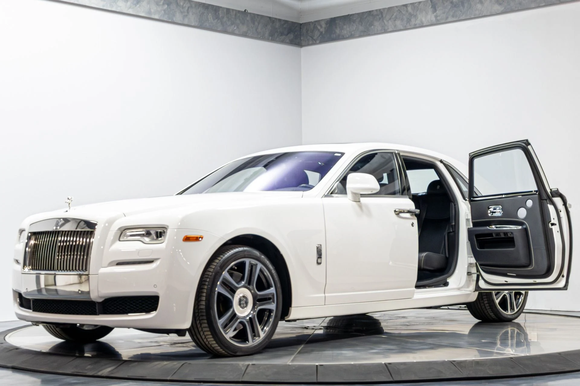 mph001_2899195822_Used_2016_Rolls_Royce_Ghost_1775019332_ed268809a1