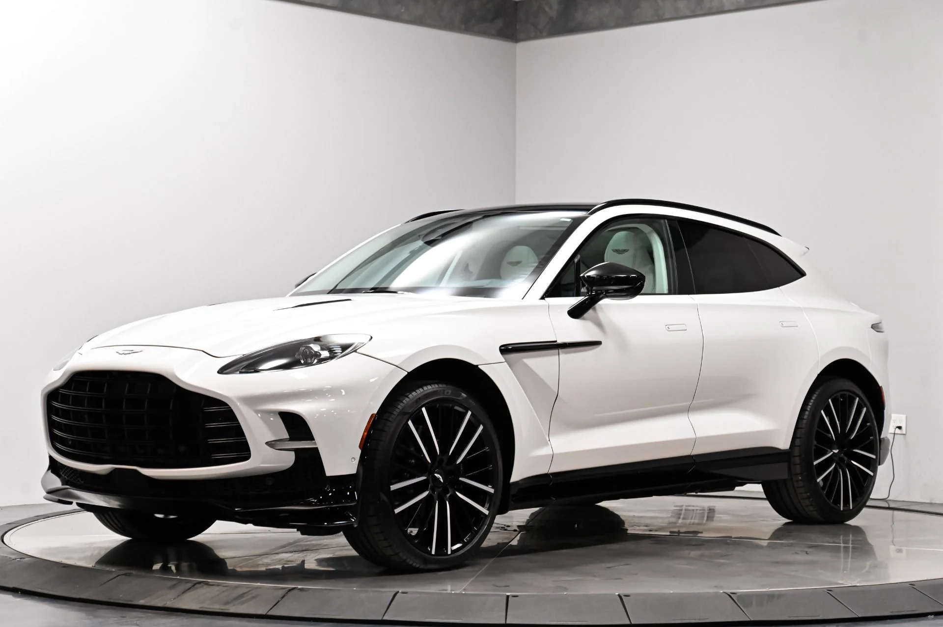 mph001_2917382351_Used_2023_Aston_Martin_DBX_707_1791313459_267d1f062a