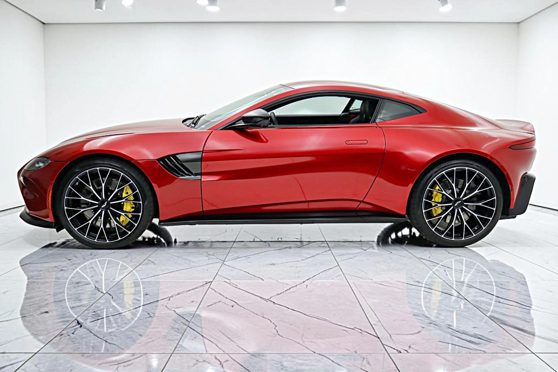 mph001_2925662287_Used_2023_Aston_Martin_Vantage_Coupe_157b9eed8d