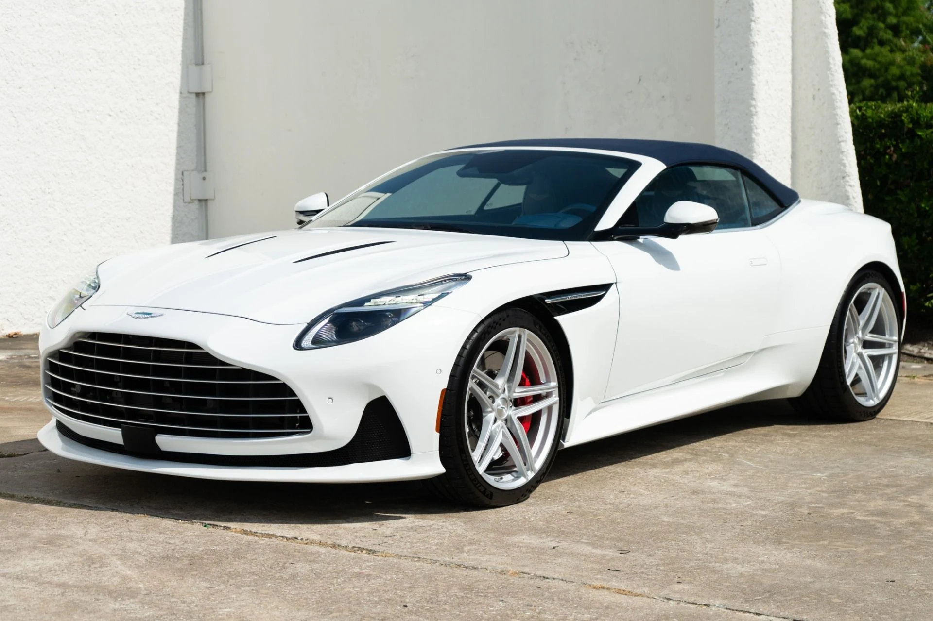 mph001_2931192493_Used_2025_Aston_Martin_DB_12_Volante_1785883930_b4637175e9