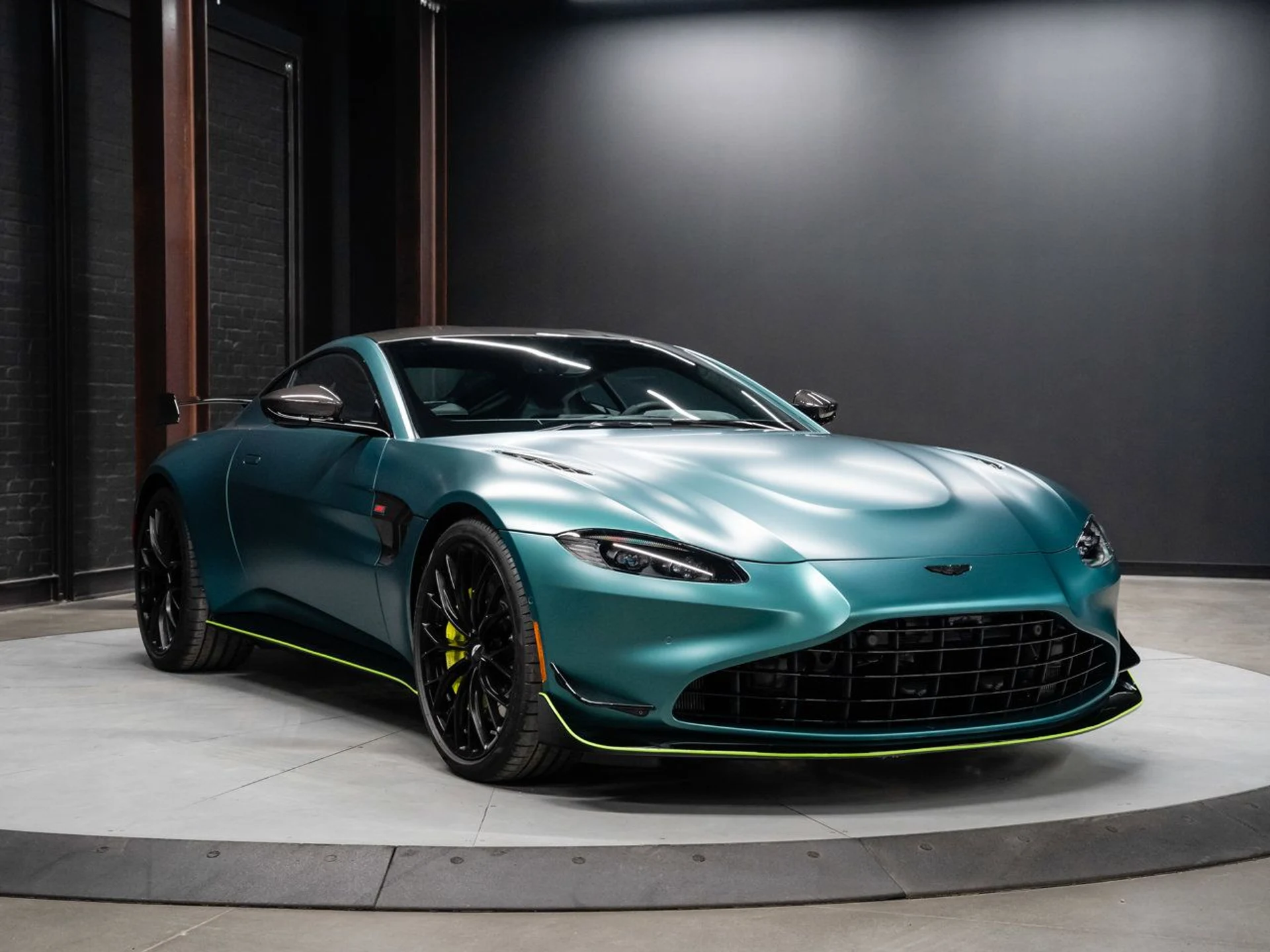 mph001_2935903056_aston_martin_vantage_2023_d34922fb09
