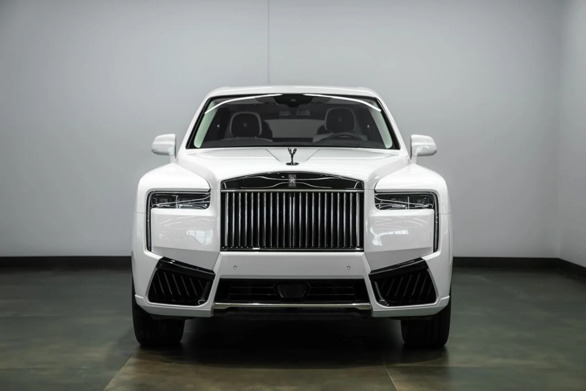 mph001_2942287803_rolls_royce_cullinan_2025_jpg_v_1768928641_e16c8db241