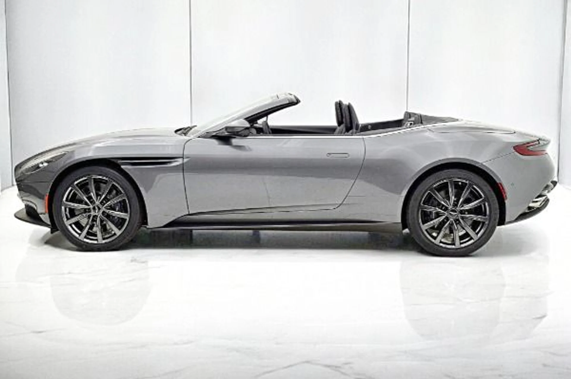 mph001_2948036656_Used_2021_Aston_Martin_DB_11_V8_Volante_968d73cae7