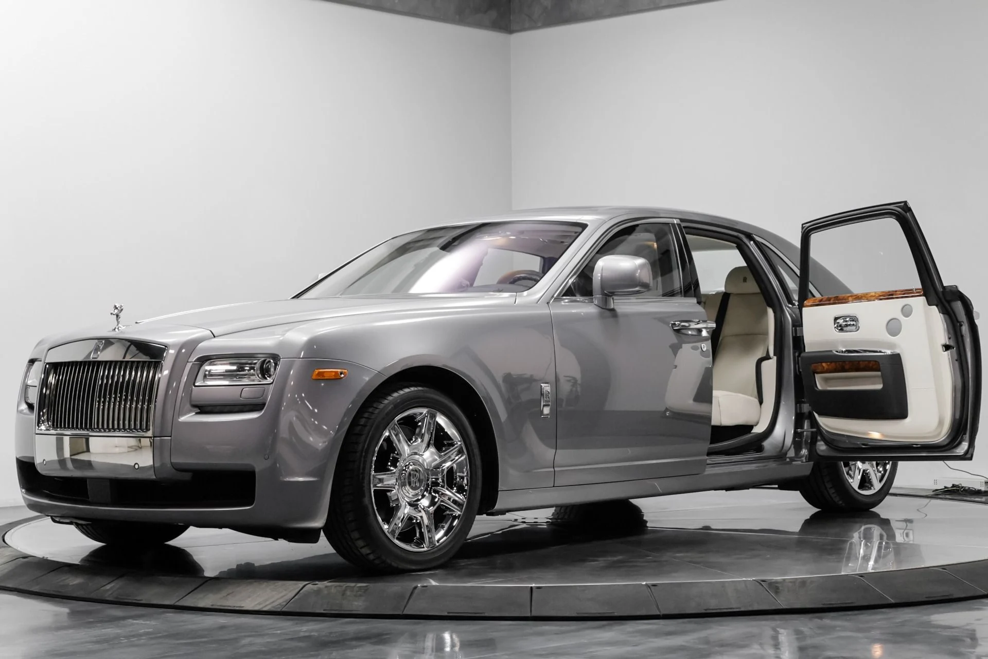 mph001_2965383228_Used_2010_Rolls_Royce_Ghost_1762979207_c11651424e