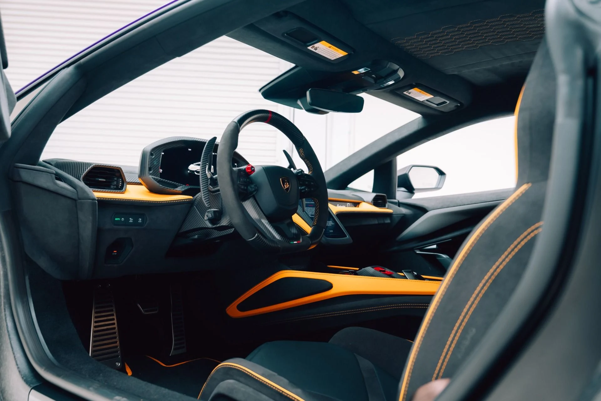 mph001_3014033181_Used_2024_Lamborghini_Revuelto_1762882693_1ff9ed283e