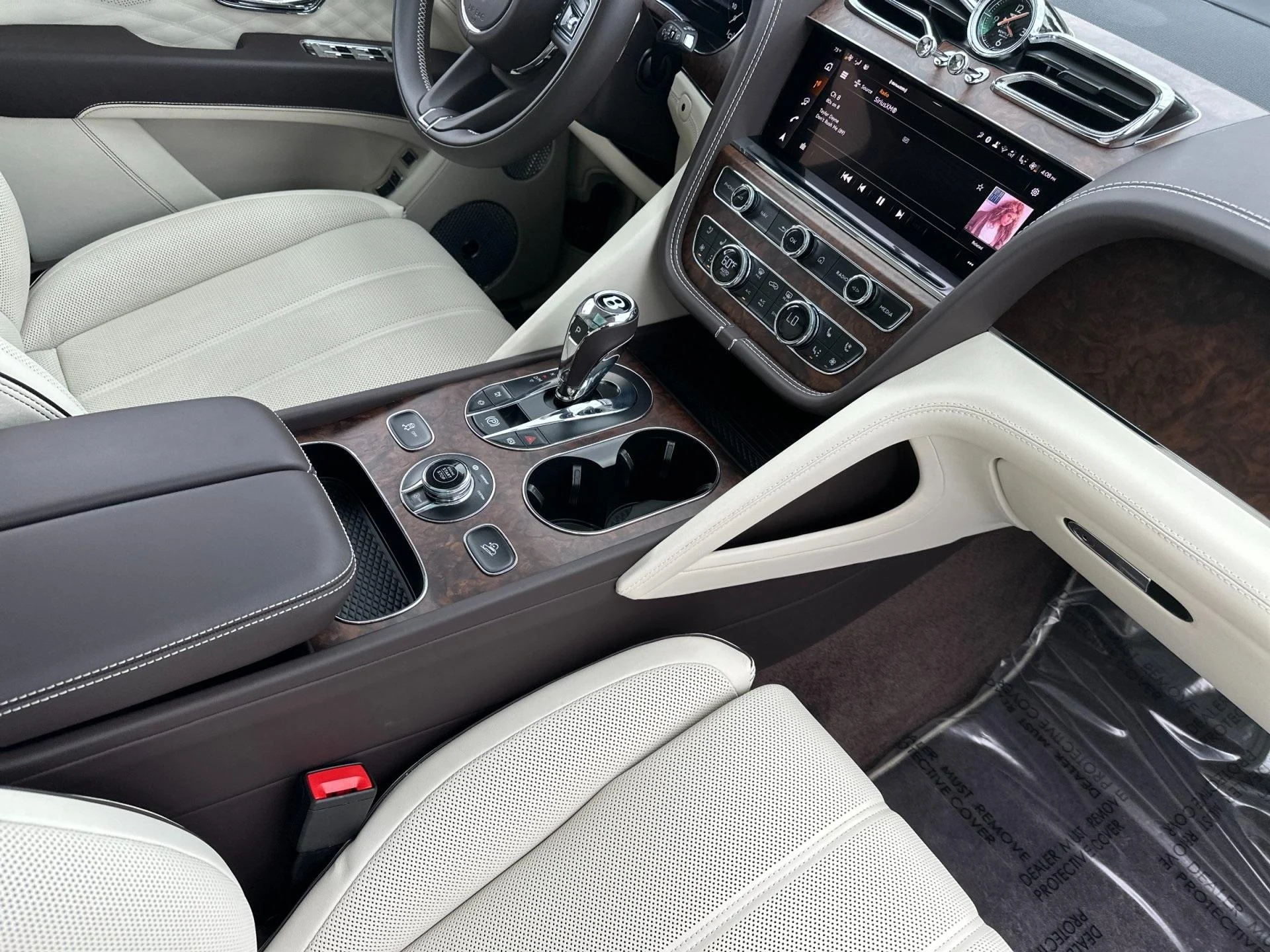 mph001_3035999971_Used_2025_Bentley_Bentayga_V8_1760604303_c2412bed89