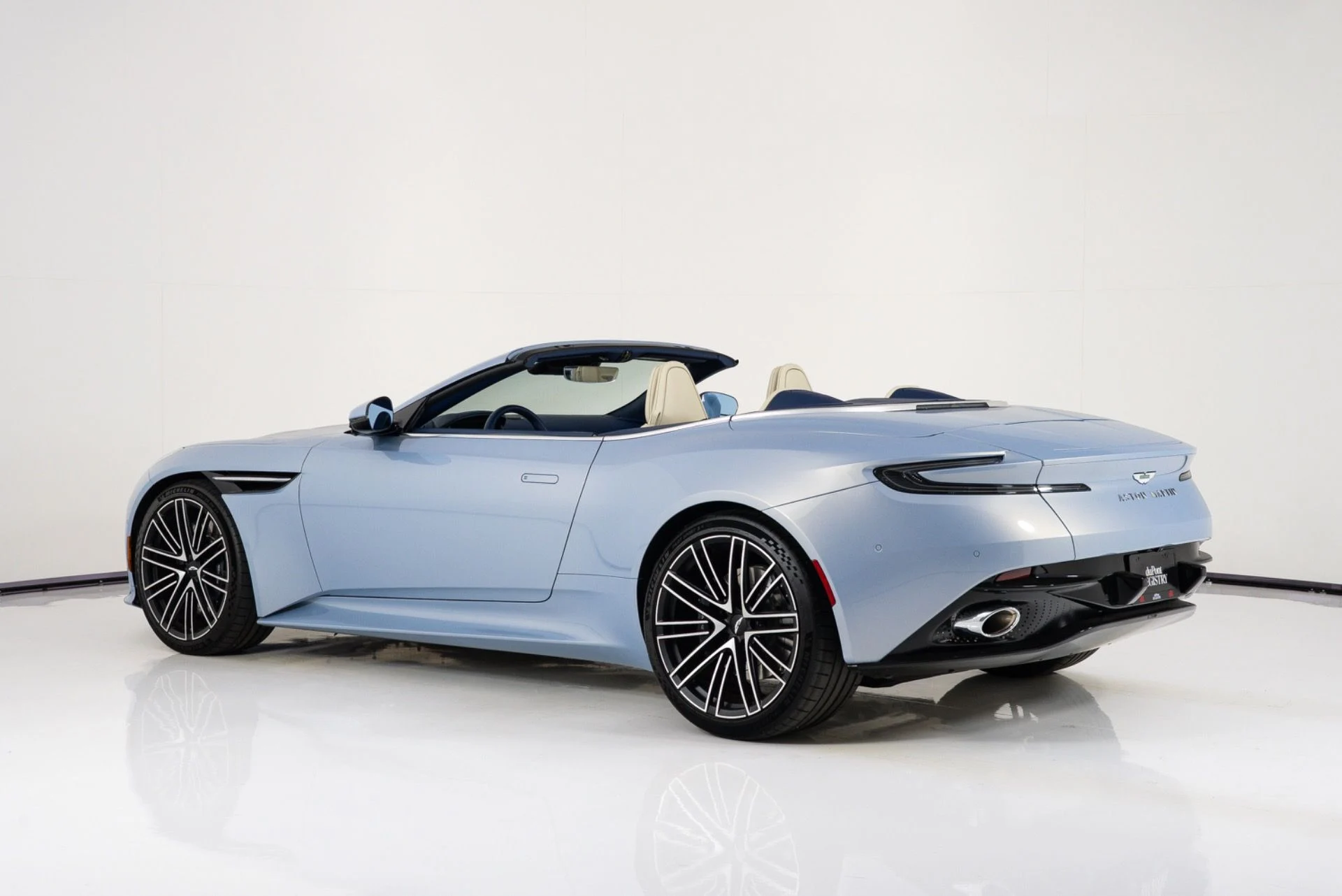 mph001_3056357749_Used_2025_Aston_Martin_DB_12_Volante_1782762176_72a1ccbc98