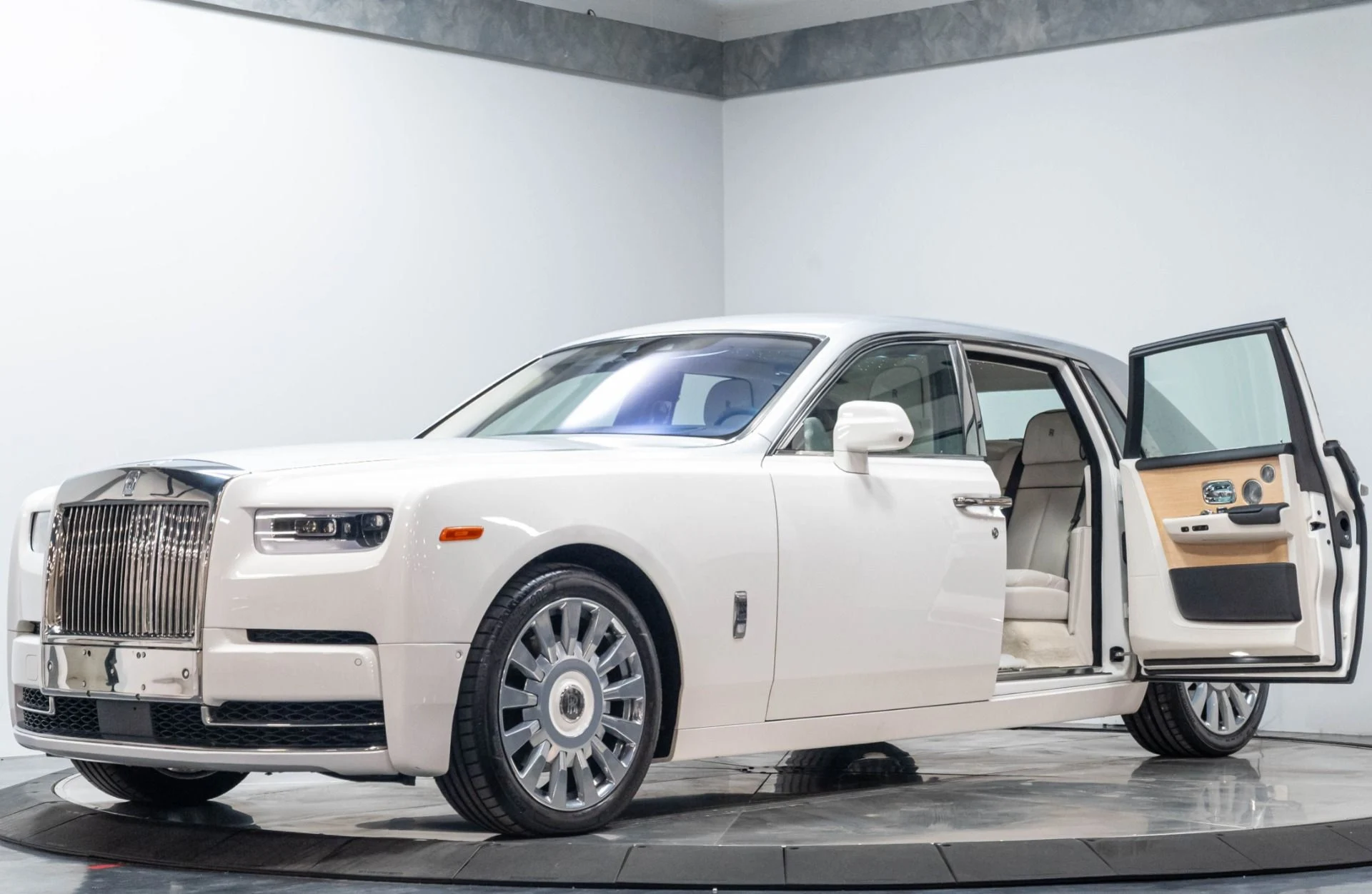 mph001_3060109417_Used_2019_Rolls_Royce_Phantom_1784063516_3869fd5e72
