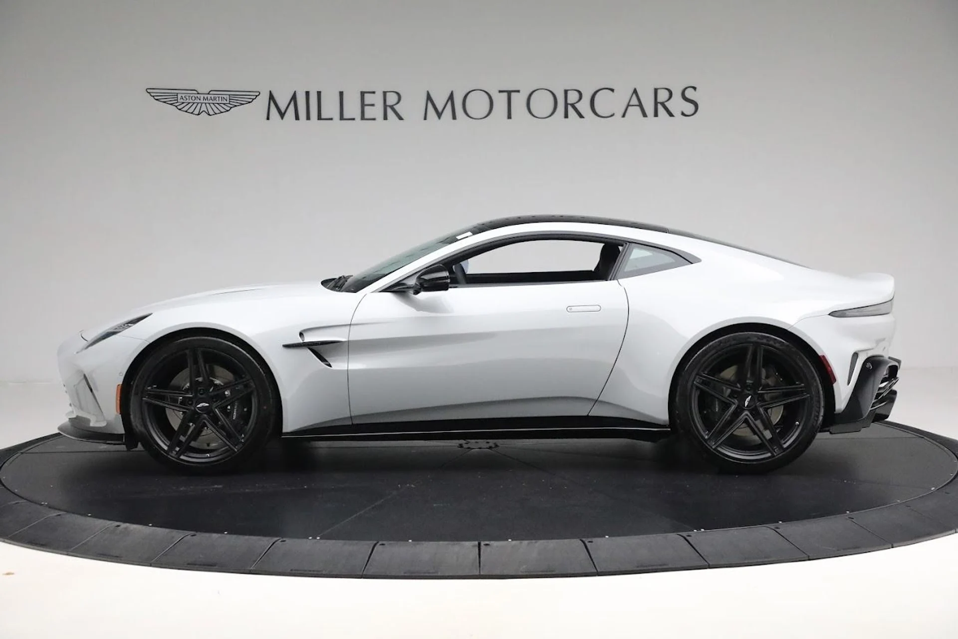 mph001_3061203351_New_2025_Aston_Martin_Vantage_057bf87df0