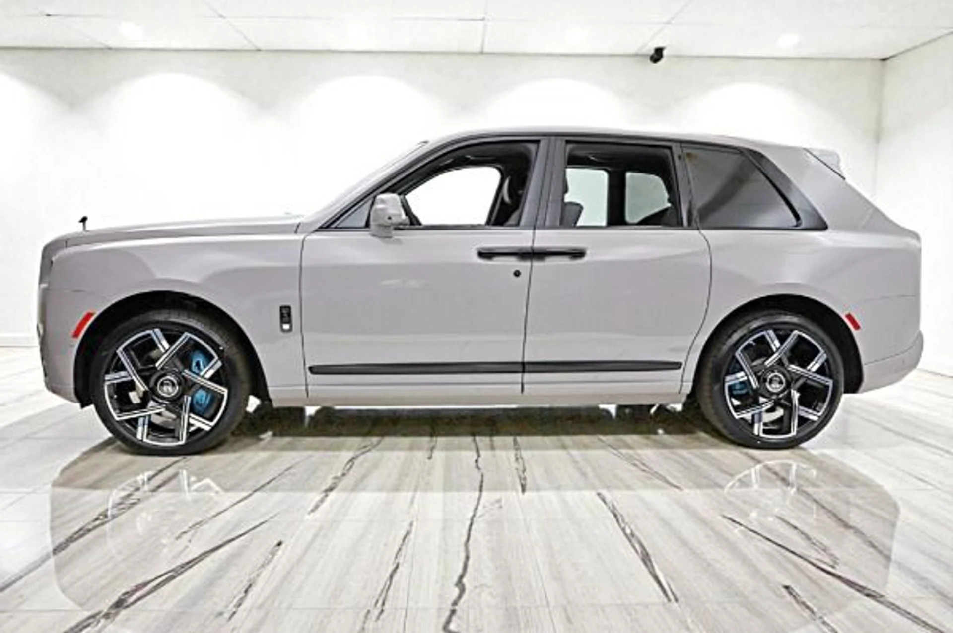 mph001_3144325034_New_2026_Rolls_Royce_Black_Badge_Cullinan_16e1559d43