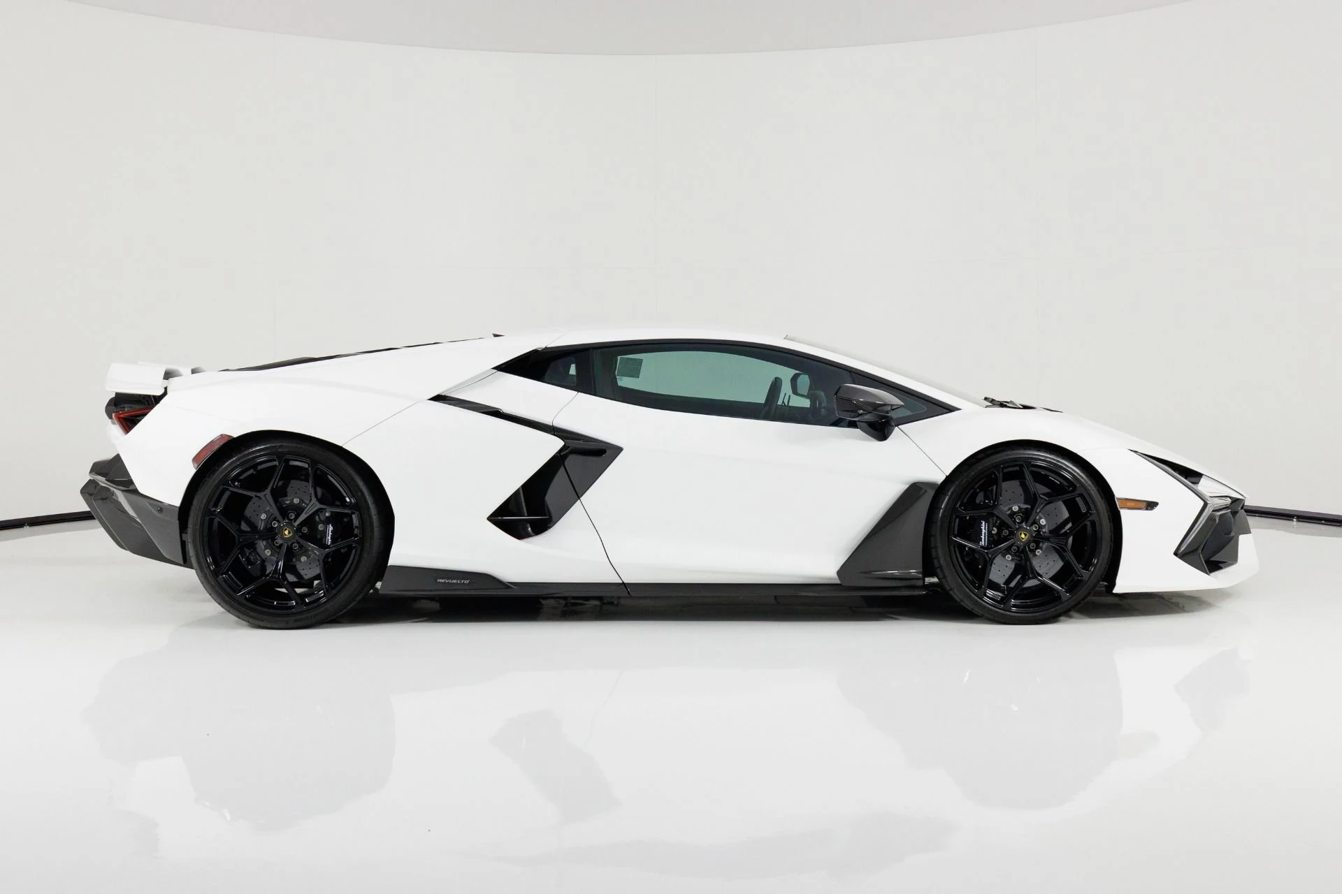 mph001_3146253937_Used_2024_Lamborghini_Revuelto_1786042556_9be2d0fa8e