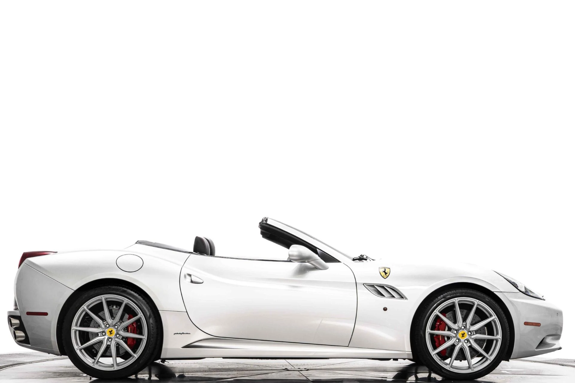 mph001_3152032662_Used_2013_Ferrari_California_1756329432_38db93d061
