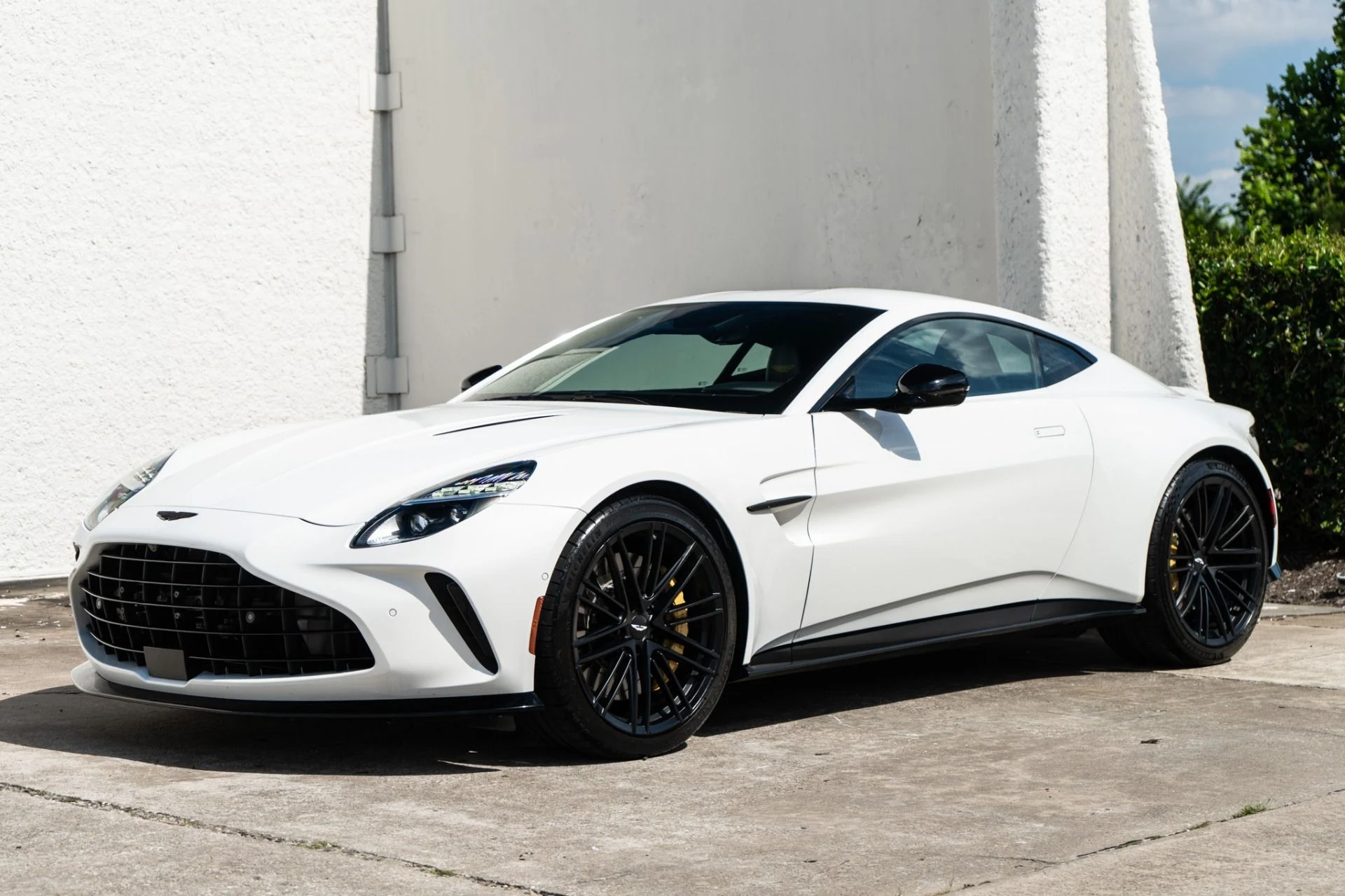 mph001_3167976141_Used_2025_Aston_Martin_Vantage_1778623923_245a2f31ad