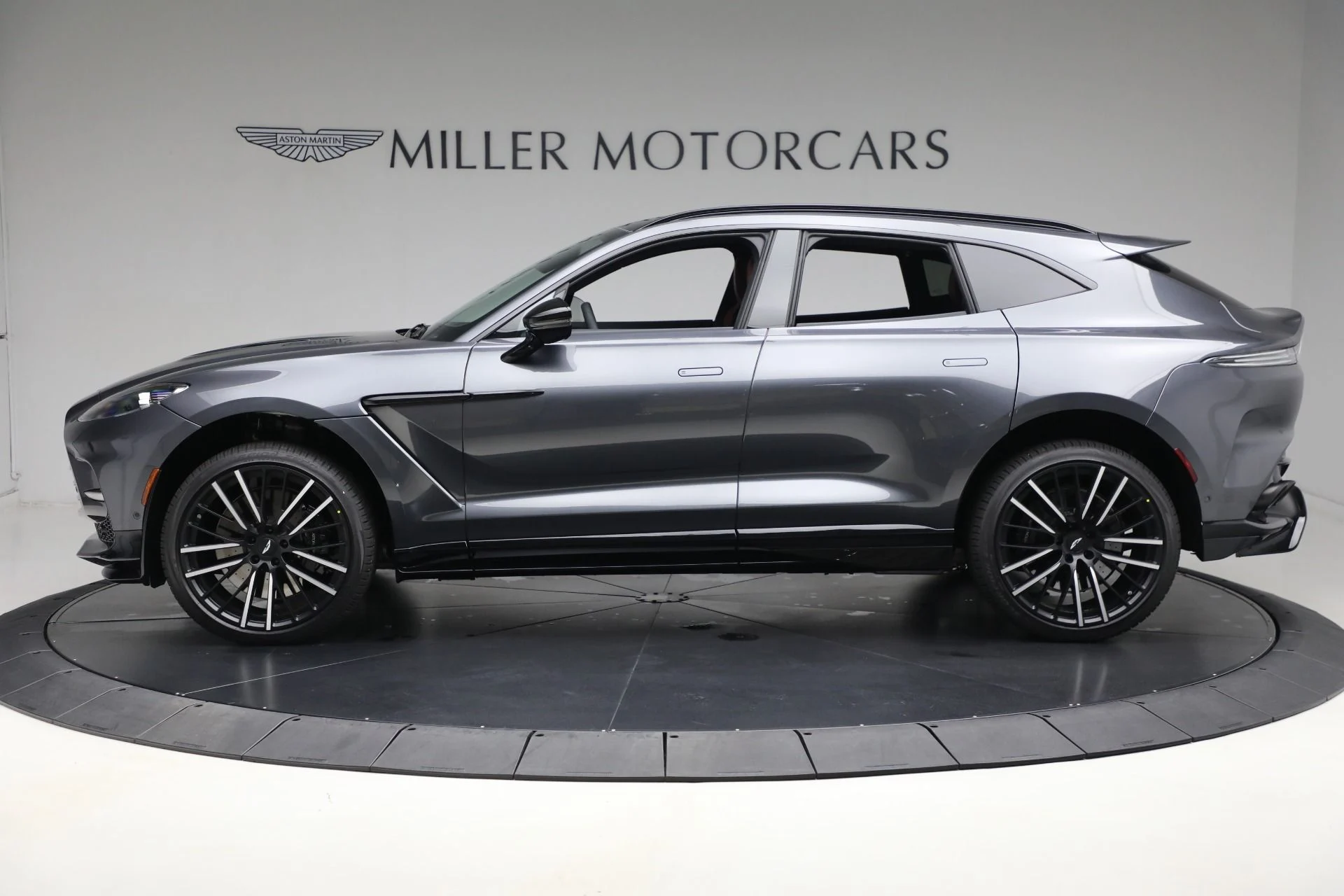 mph001_3184244408_New_2025_Aston_Martin_DBX_707_707_1e3bc12b04