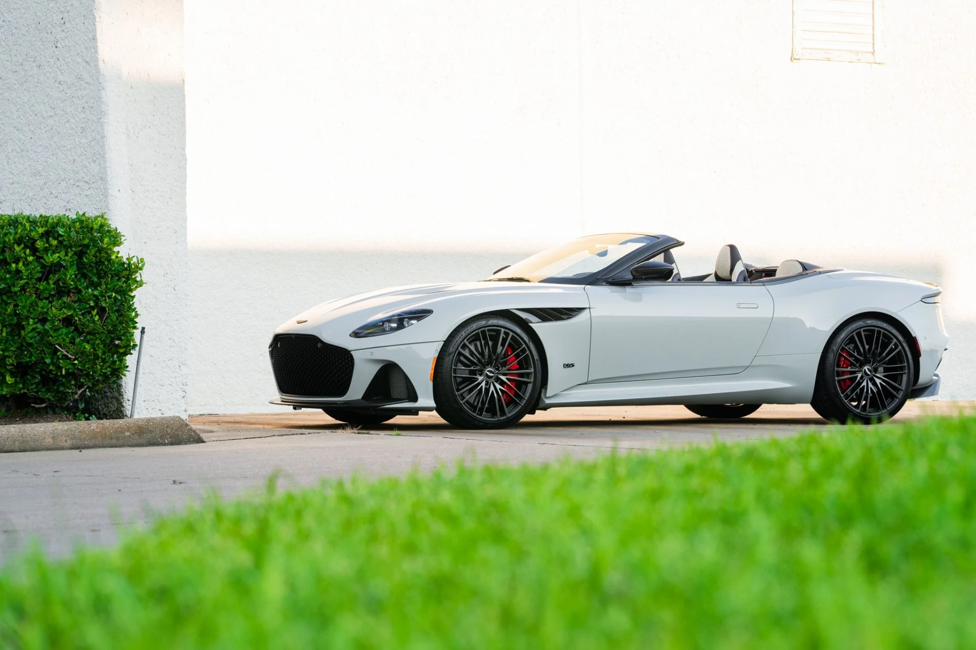 mph001_3192742725_Used_2023_Aston_Martin_DBS_Volante_1756217476_1116357fcc
