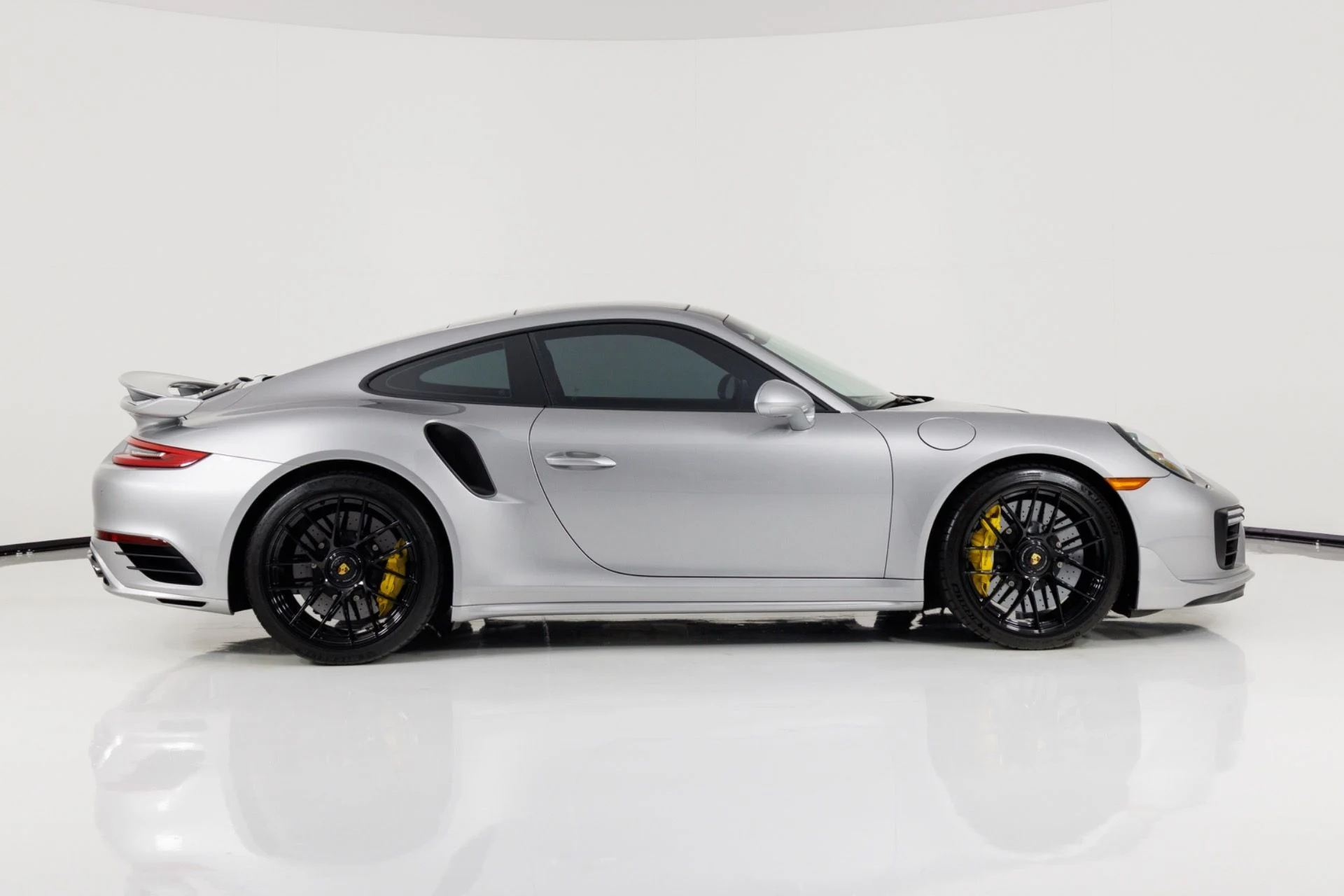 mph001_3226472332_Used_2017_Porsche_911_Turbo_S_1782938052_9c8ec75b30